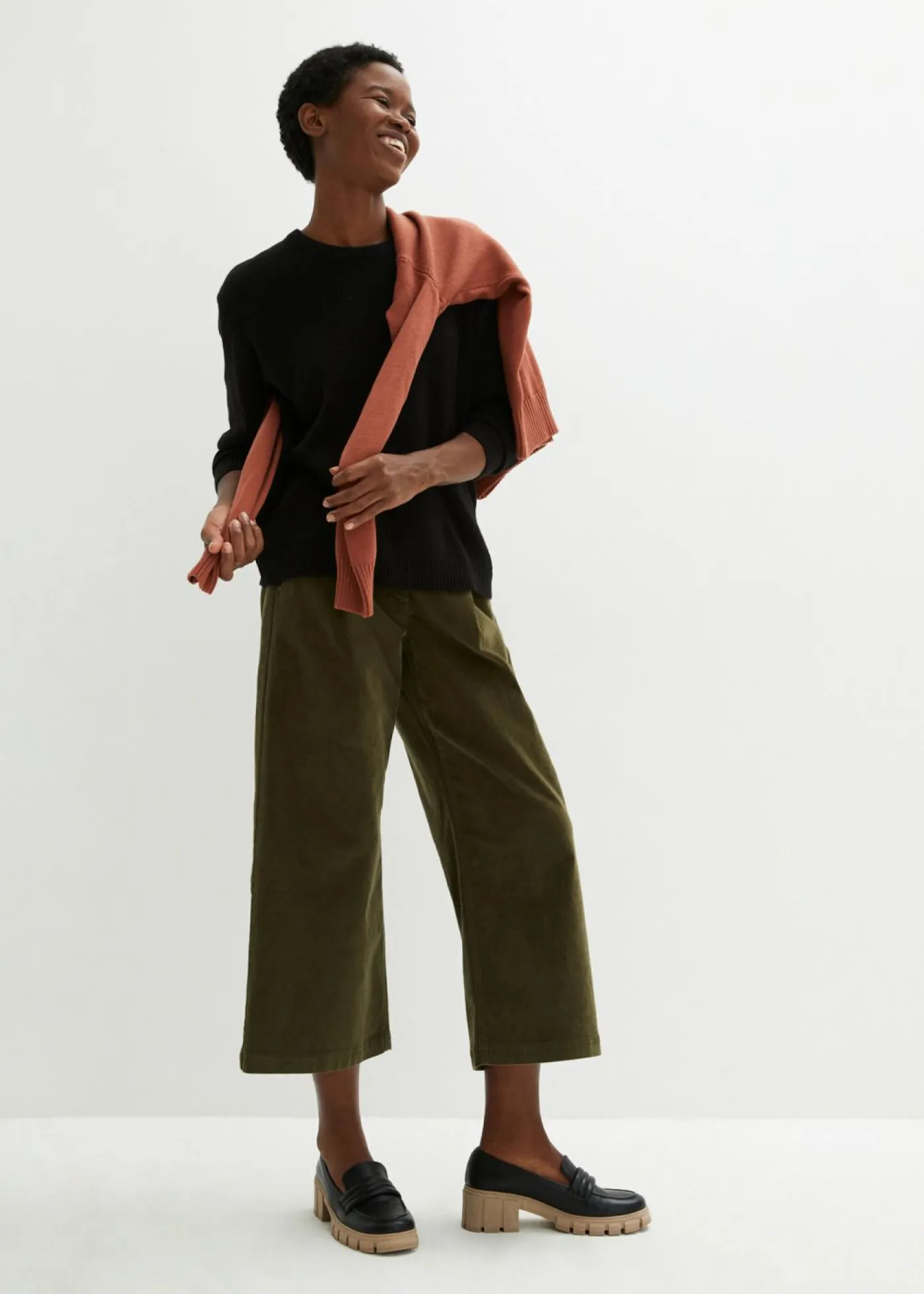 Mujer bonprix bonprix Pantalón ancho de pana elástica con cintura cómoda high waist, largo 7/8