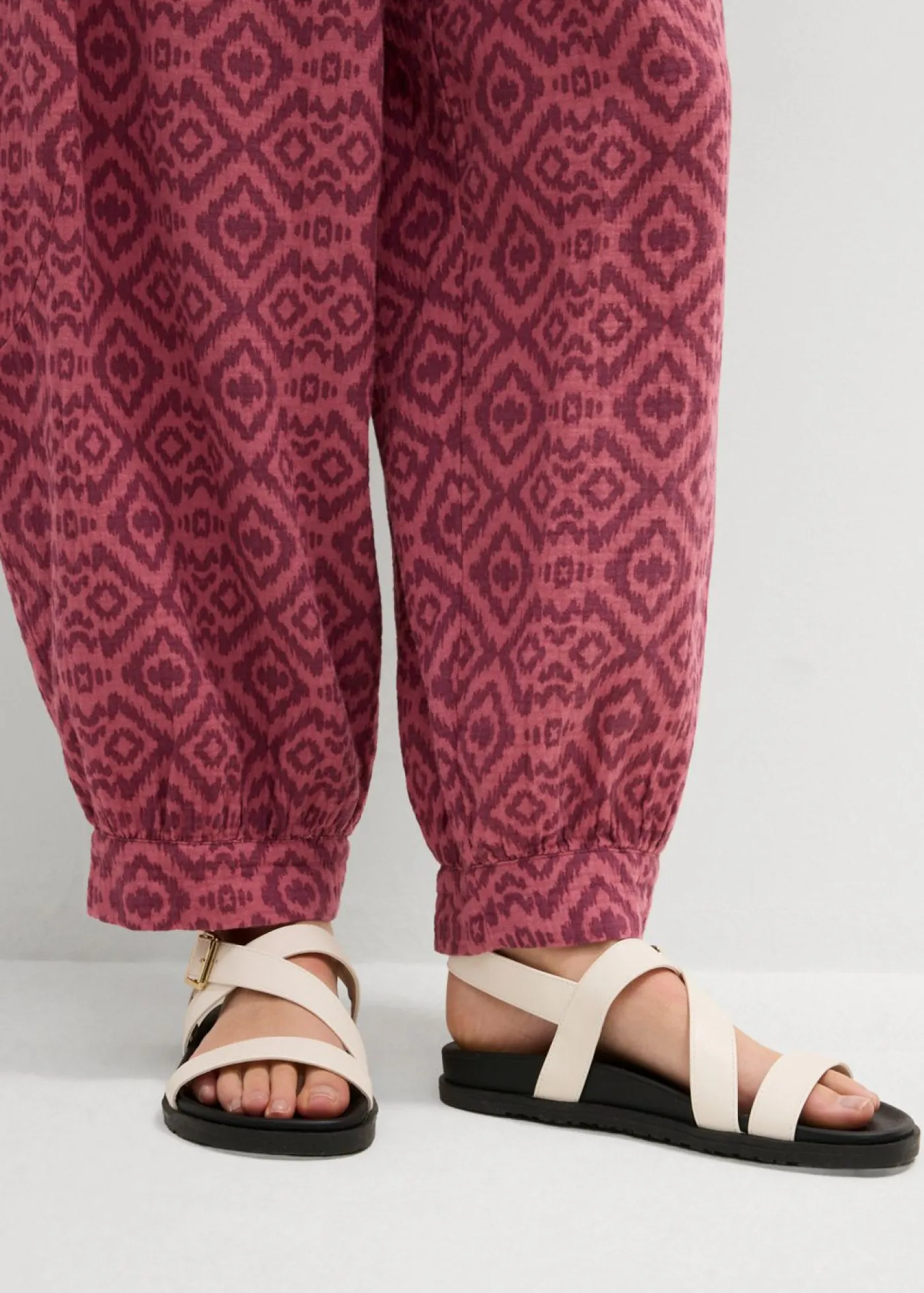 bonprix bonprix Pantalones>Pantalón bombacho de algodón puro Baya mate/sorbete de frutos rojos con estampado gráfico