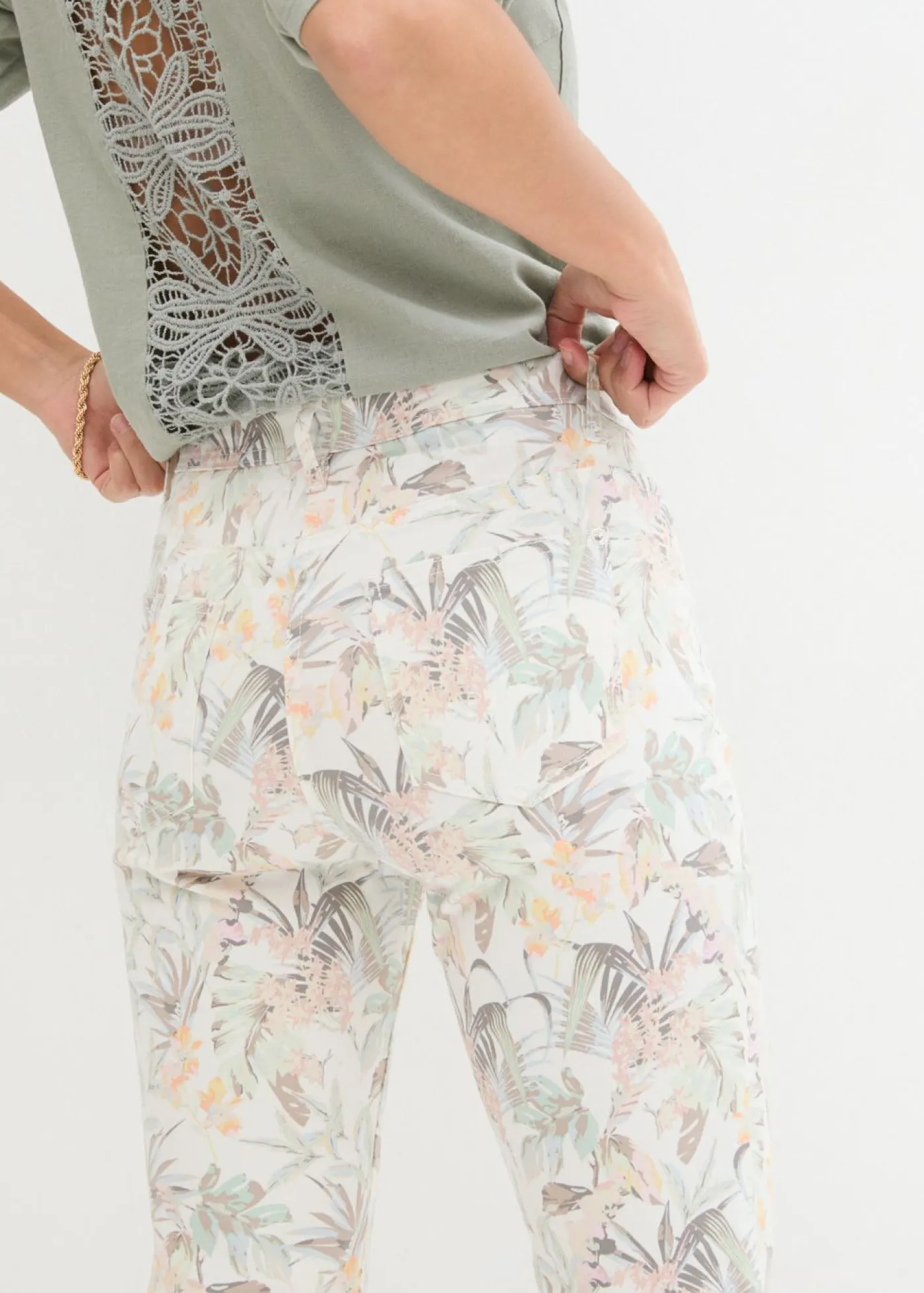 bonprix bonprix Pantalones>Pantalón capri Blanco-verde oliva estampado