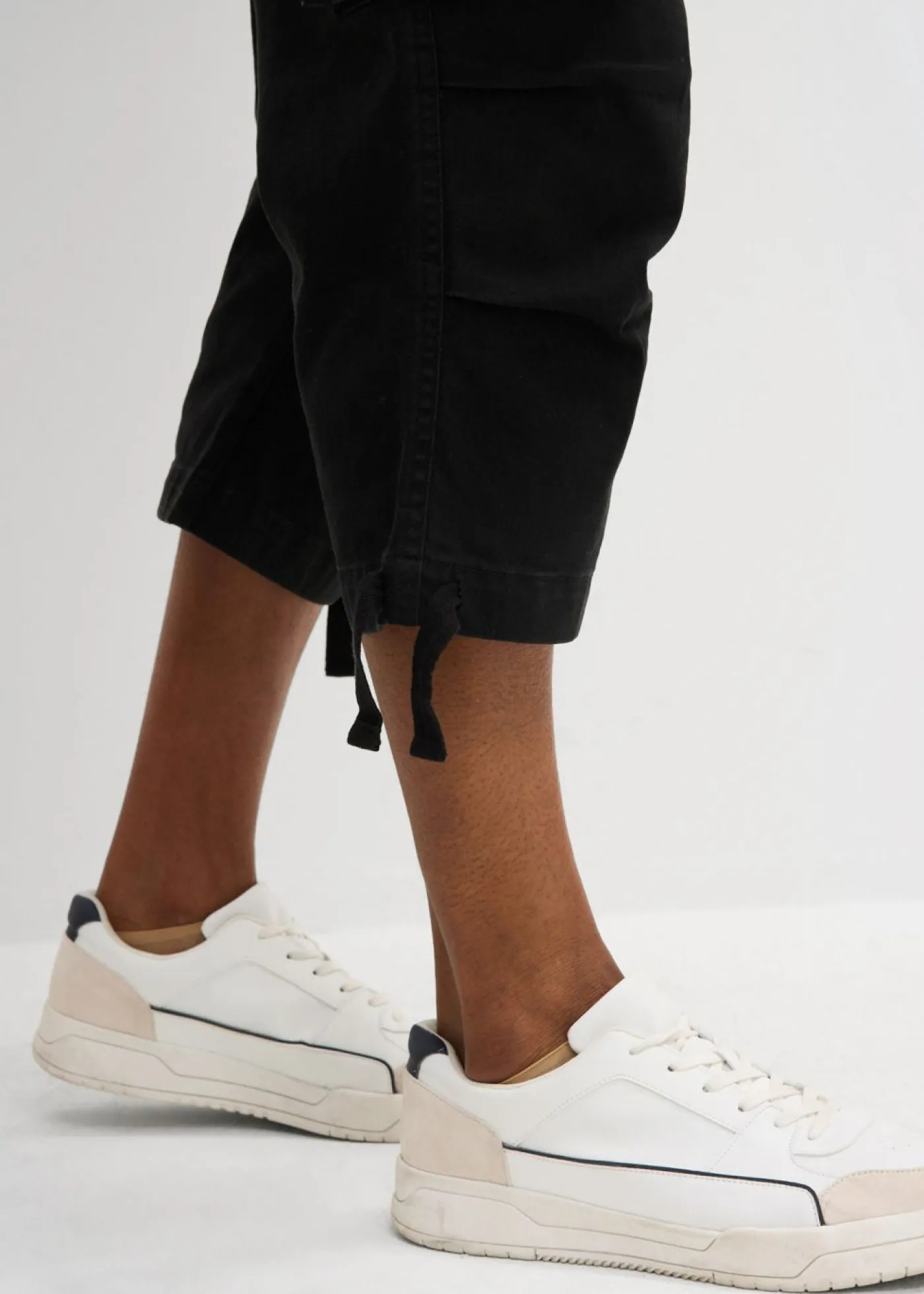 Hombre bonprix bonprix Pantalón capri elástico tipo cargo con corte holgado y ancho