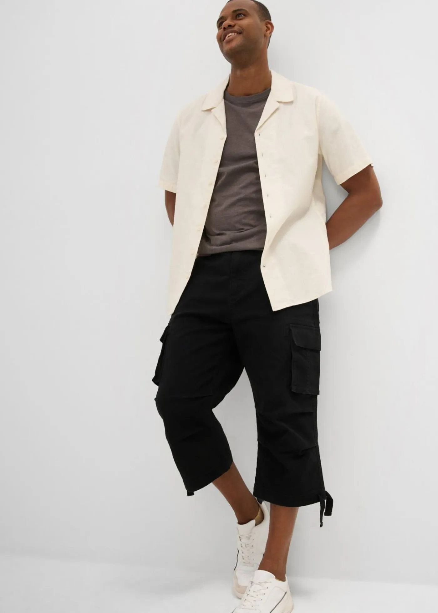 Hombre bonprix bonprix Pantalón capri elástico tipo cargo con corte holgado y ancho