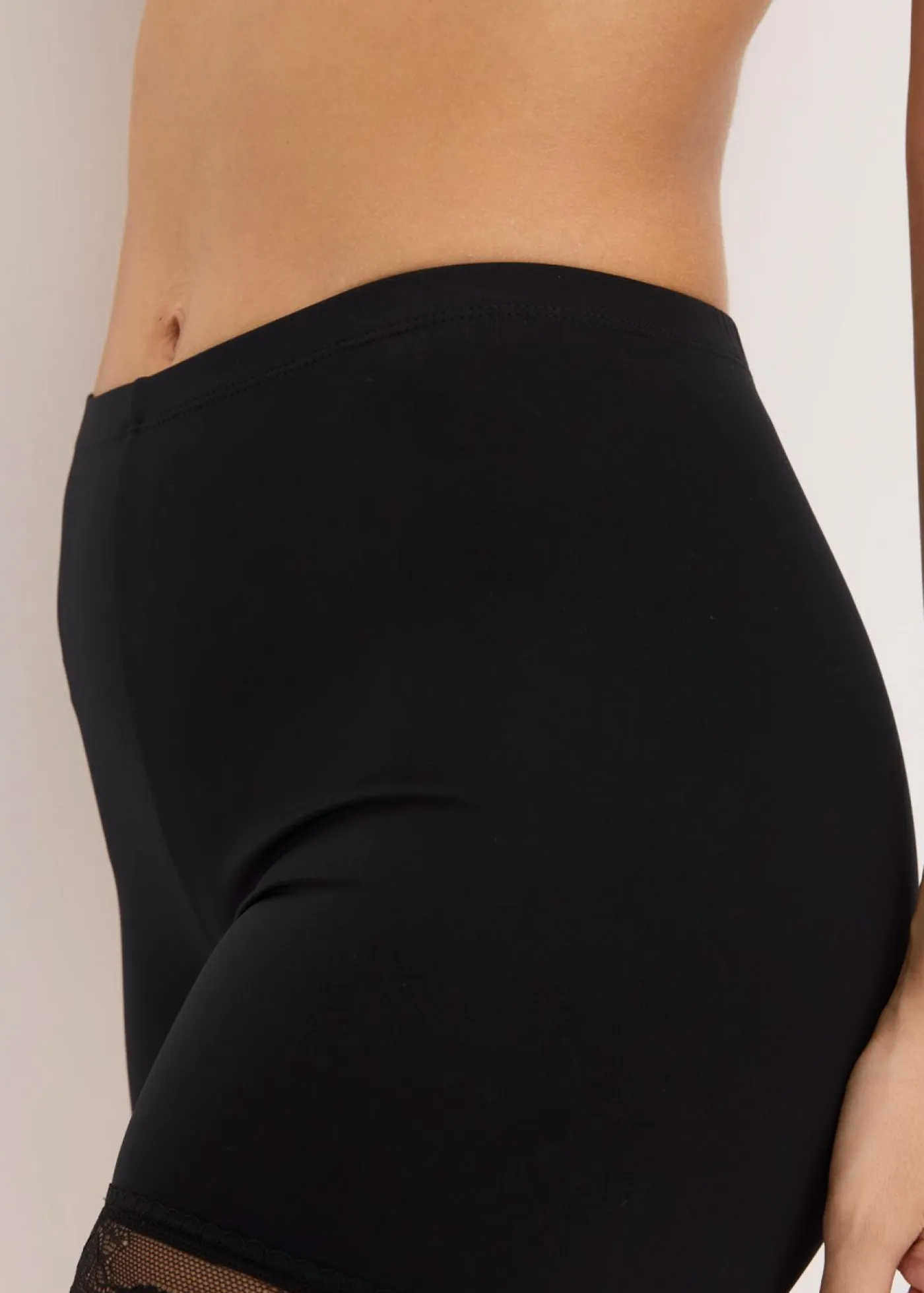 bonprix bonprix Shorts Moldeadores|Medias, Panties Y Calcetines>Pantalón ciclista antirrozaduras de poliamida con piernas de encaje Negro