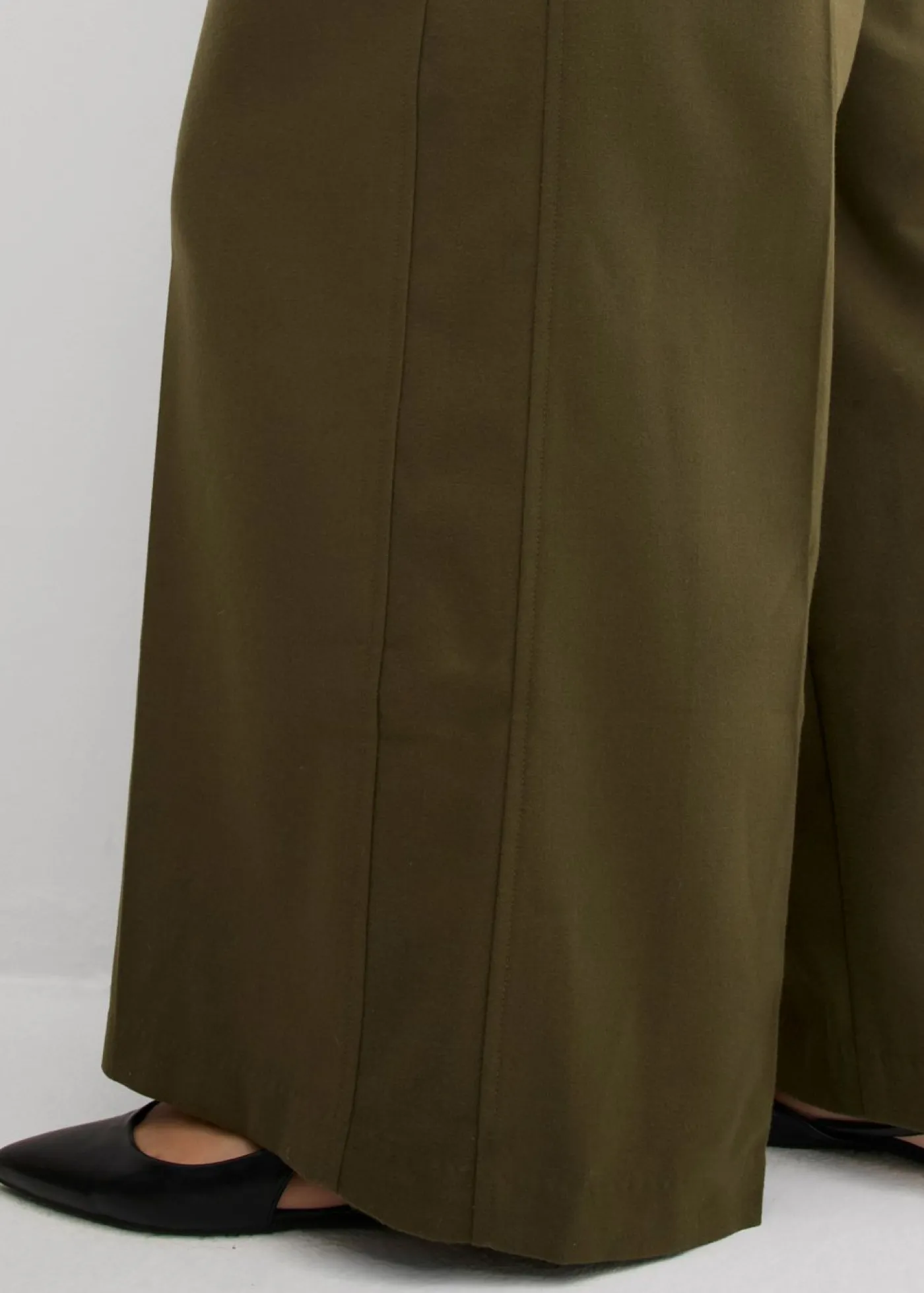 bonprix bonprix Esenciales|Pantalones>Pantalón con hebilla lateral de mezcla de viscosa Verde oliva oscuro