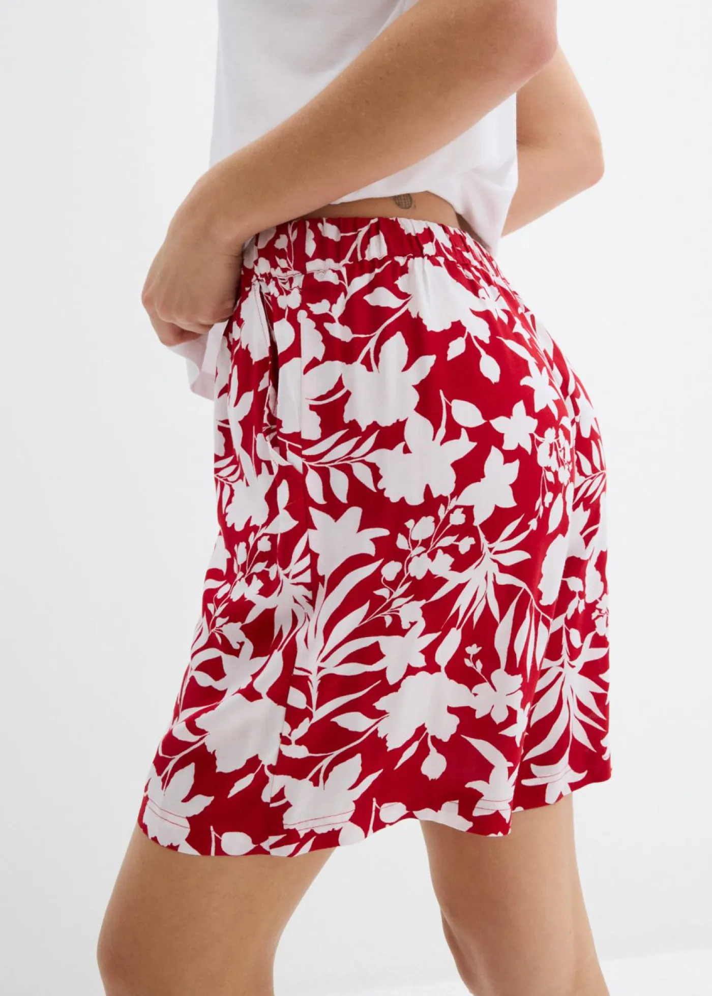 bonprix bonprix Shorts|Pantalones>Pantalón corto ancho de viscosa con cómoda cinturilla alta Rojo cayena/blanco de flores