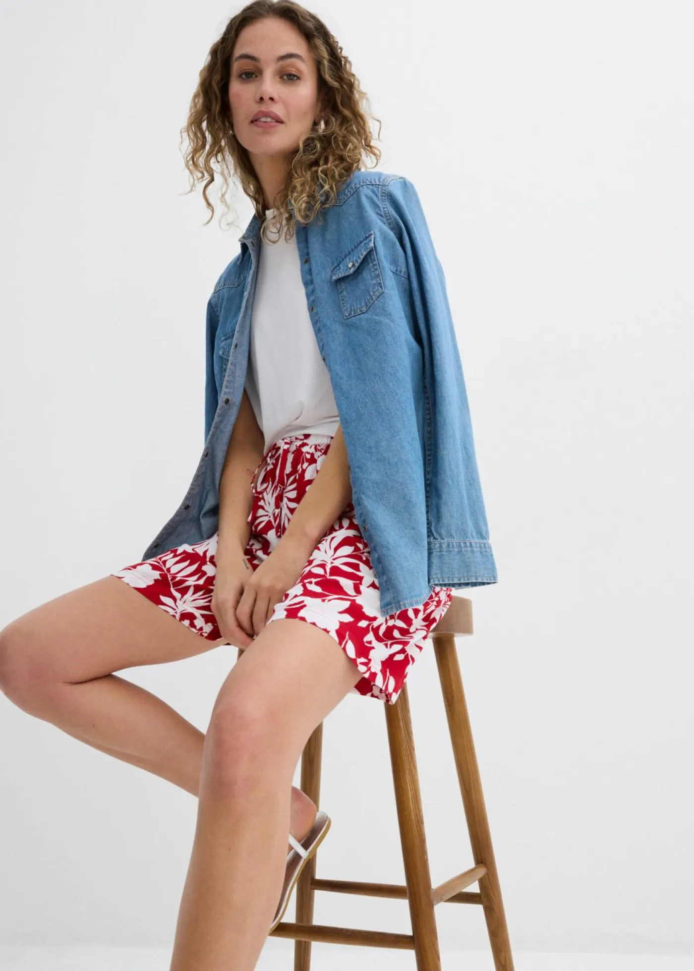 bonprix bonprix Shorts|Pantalones>Pantalón corto ancho de viscosa con cómoda cinturilla alta Rojo cayena/blanco de flores