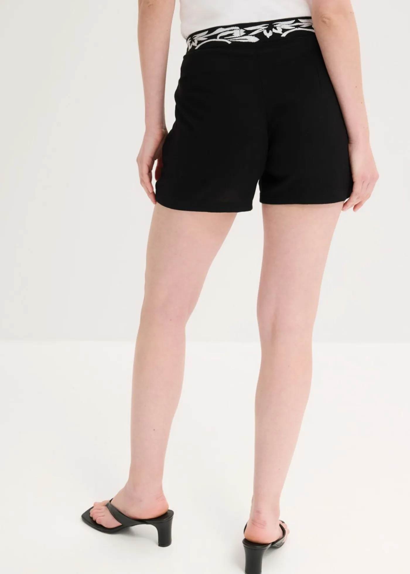 bonprix bonprix Shorts|Pantalones>Pantalón corto con bordado de mezcla de viscosa suave Negro/blanco, otros
