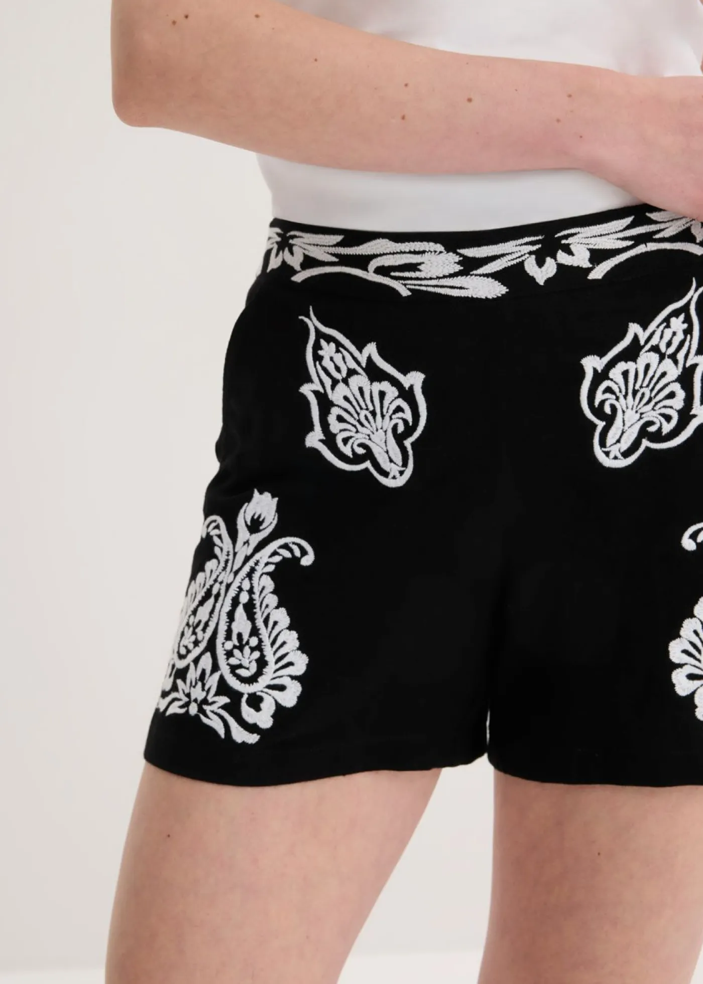 bonprix bonprix Shorts|Pantalones>Pantalón corto con bordado de mezcla de viscosa suave Negro/blanco, otros