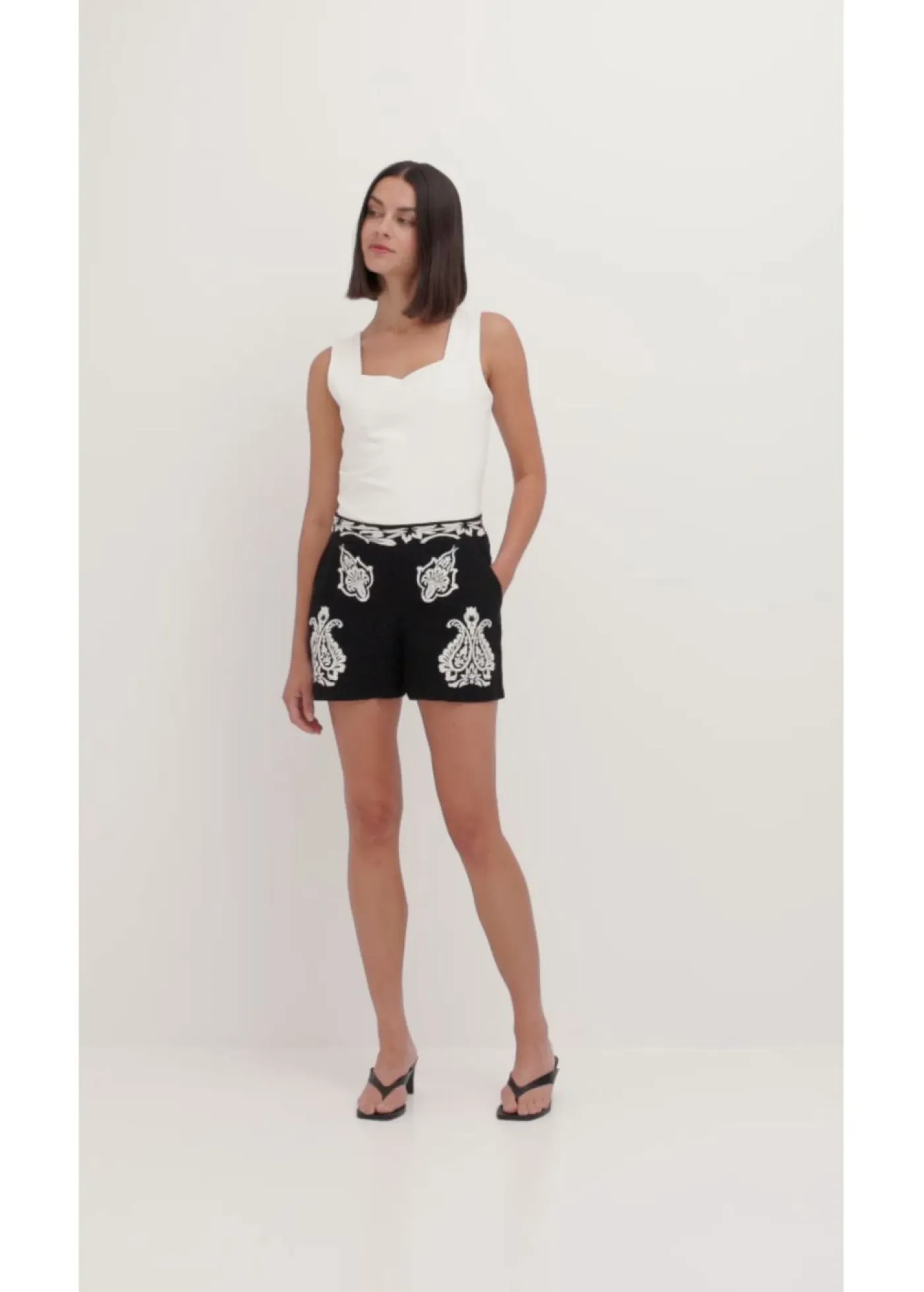 bonprix bonprix Shorts|Pantalones>Pantalón corto con bordado de mezcla de viscosa suave Negro/blanco, otros