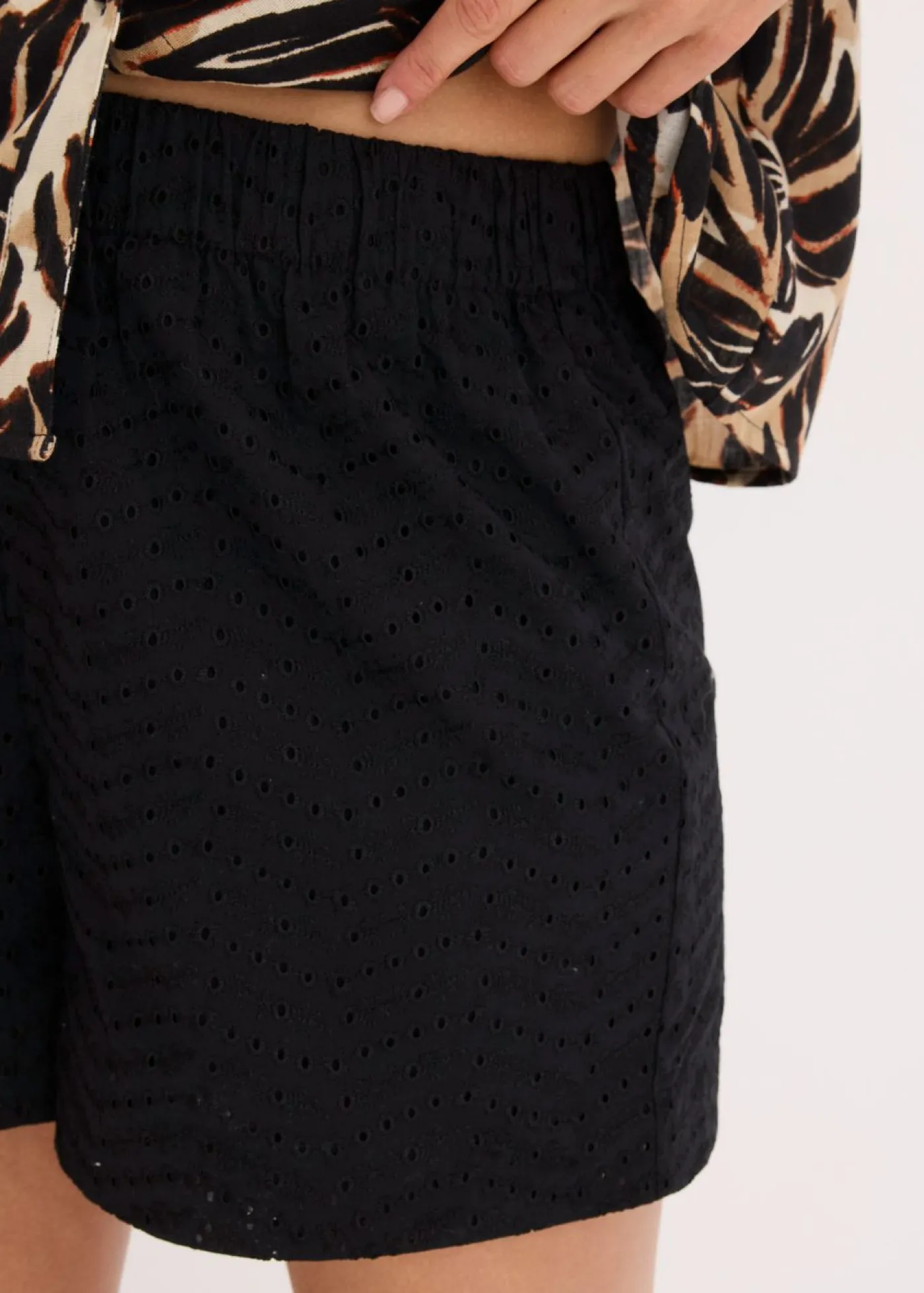 bonprix bonprix Shorts|Pantalones>Pantalón corto con bordado calado Negro de flores