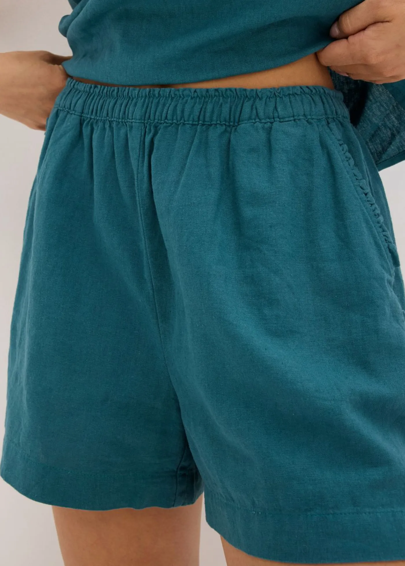 bonprix bonprix Shorts|Pantalones>Pantalón corto con contenido de lino verde pimiento