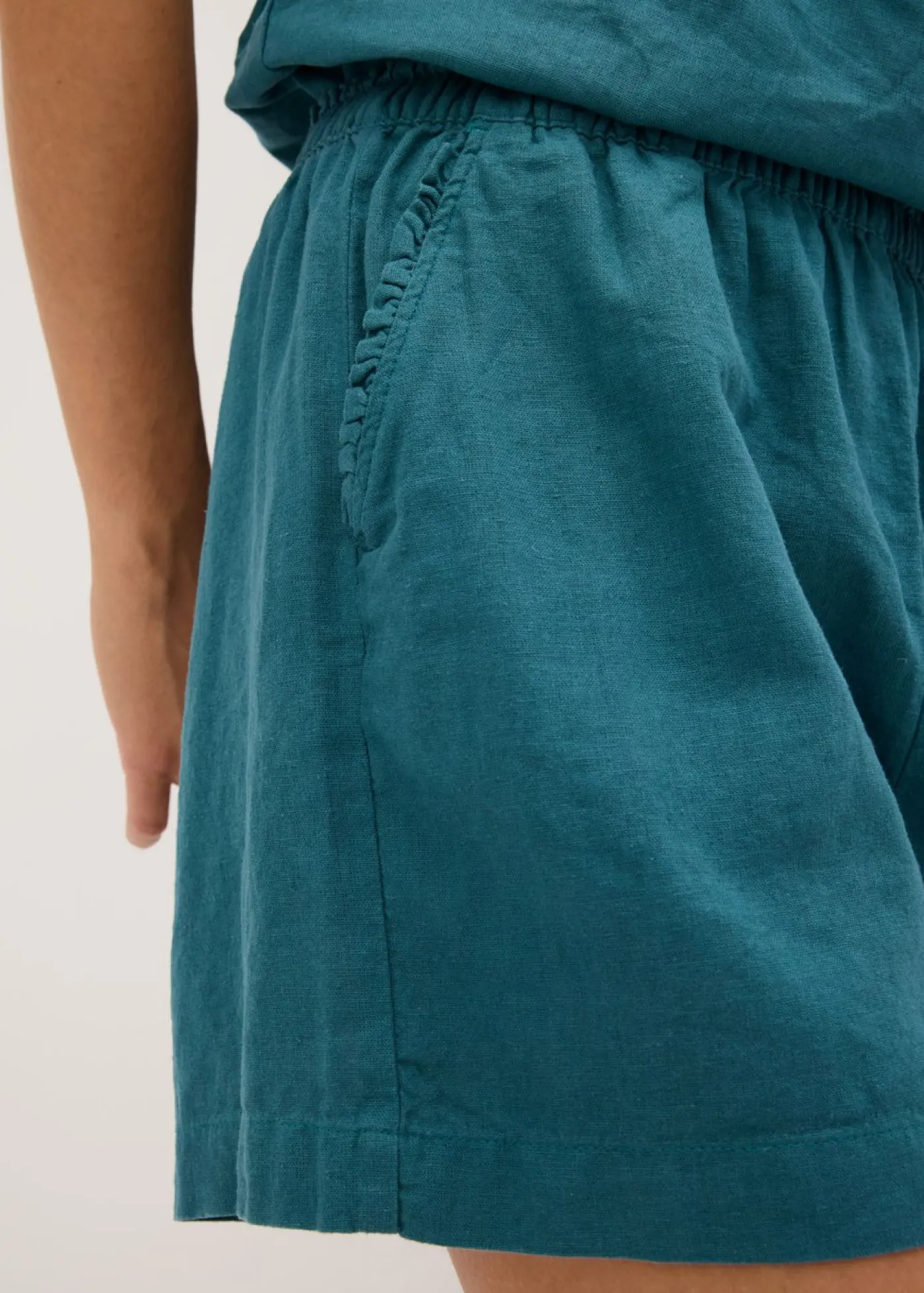 bonprix bonprix Shorts|Pantalones>Pantalón corto con contenido de lino verde pimiento