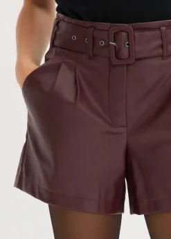 Mujer bonprix bonprix Pantalón corto de piel sintética con cinturón
