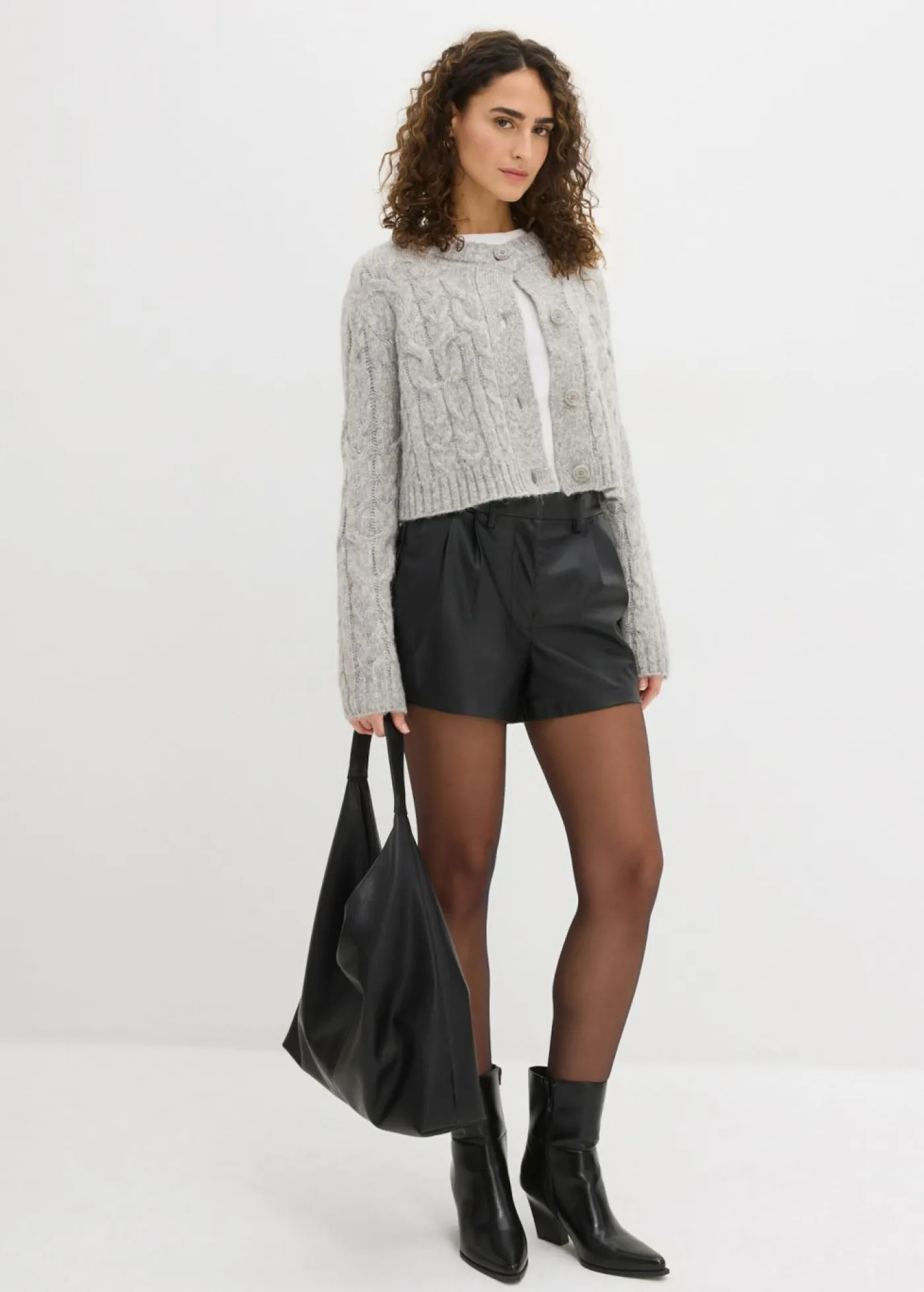 bonprix bonprix Shorts|Pantalones>Pantalón corto de piel sintética Negro