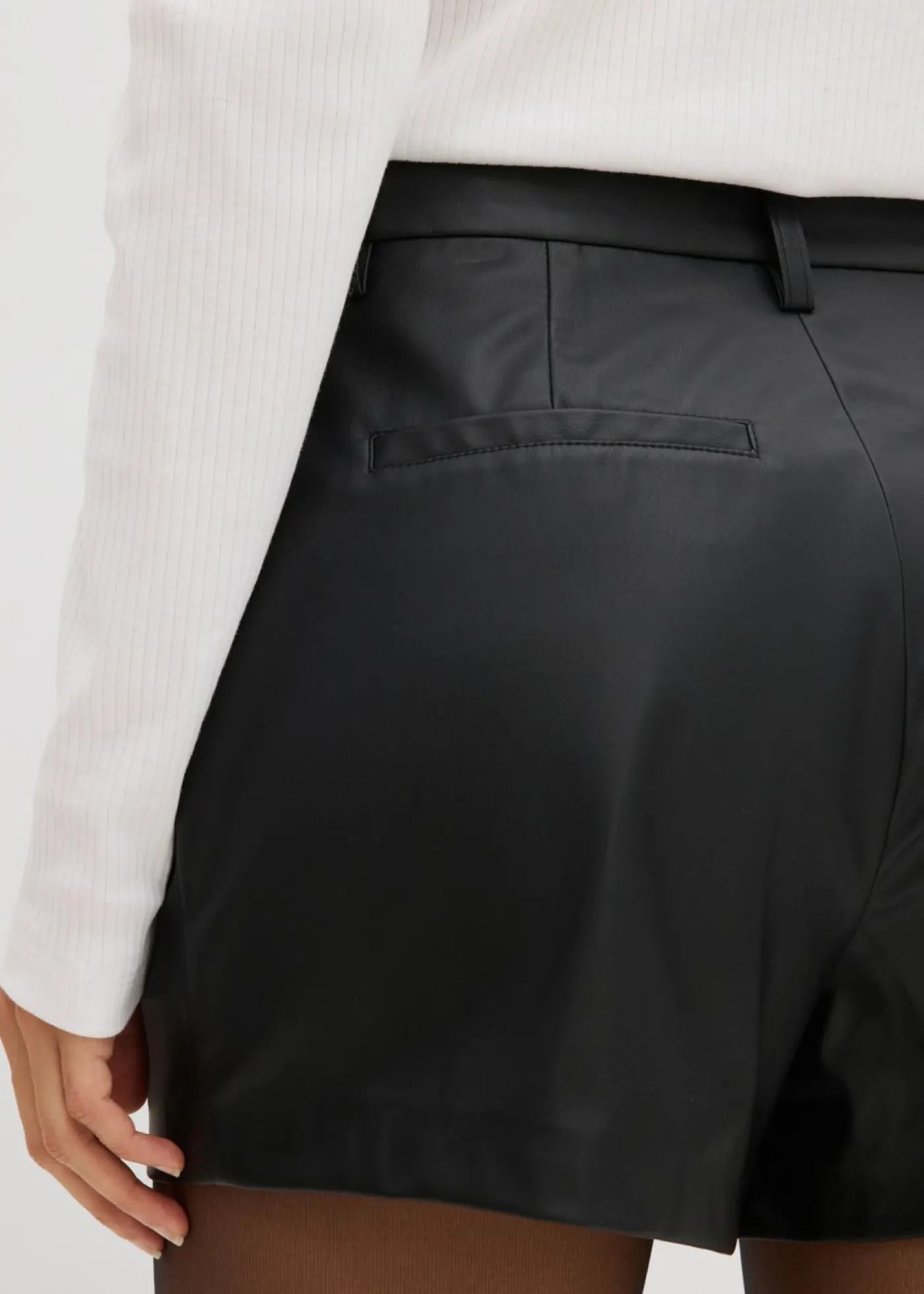 bonprix bonprix Shorts|Pantalones>Pantalón corto de piel sintética Negro