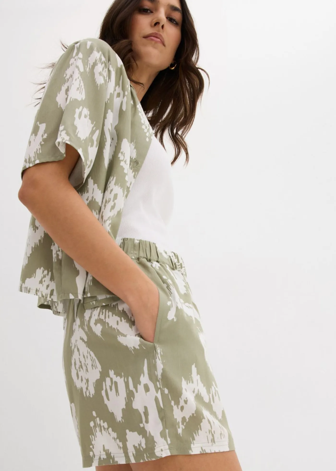 bonprix bonprix Shorts|Pantalones>Pantalón corto de viscosa con cinturilla cómoda verde alga-blanco lana