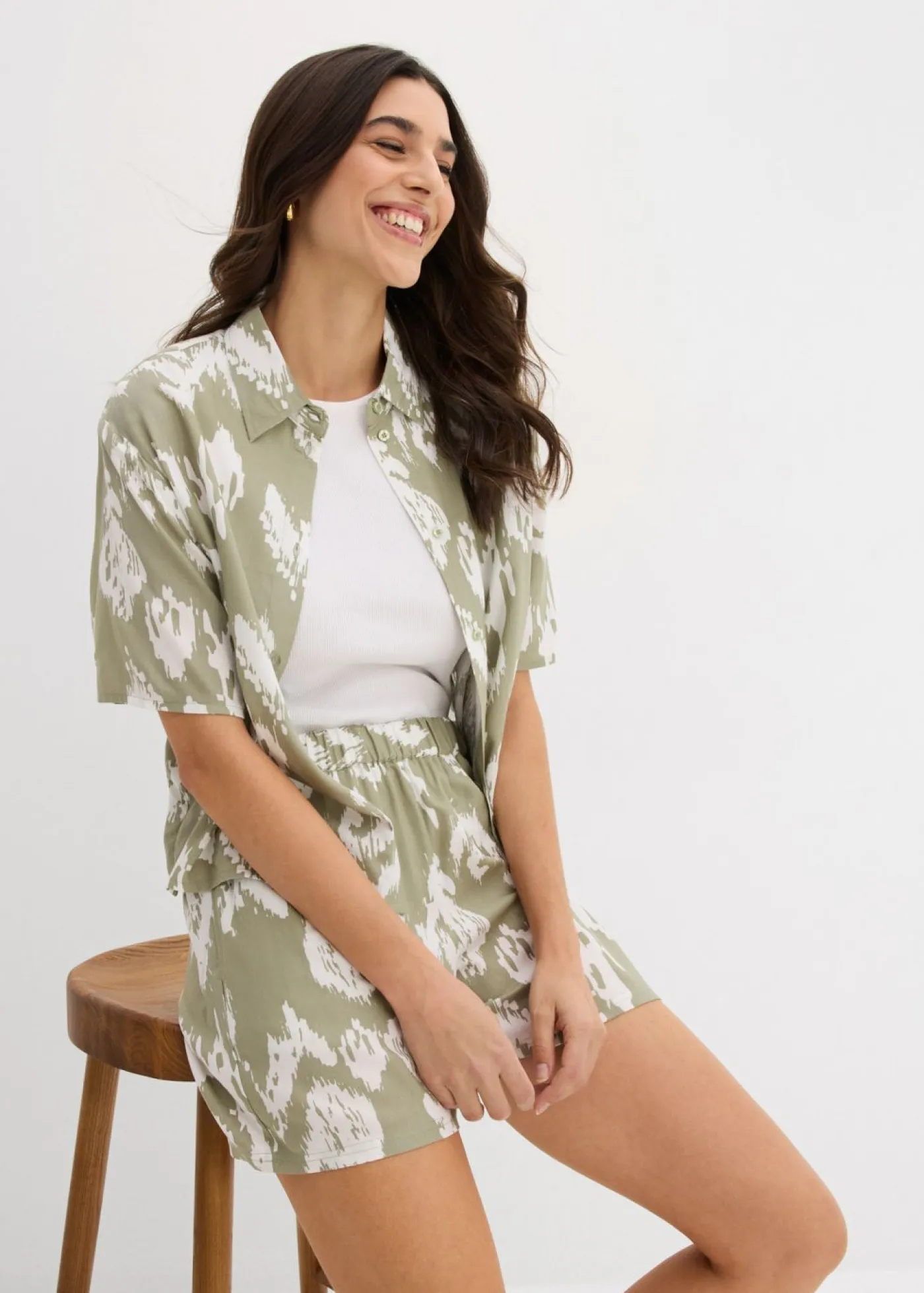 bonprix bonprix Shorts|Pantalones>Pantalón corto de viscosa con cinturilla cómoda verde alga-blanco lana