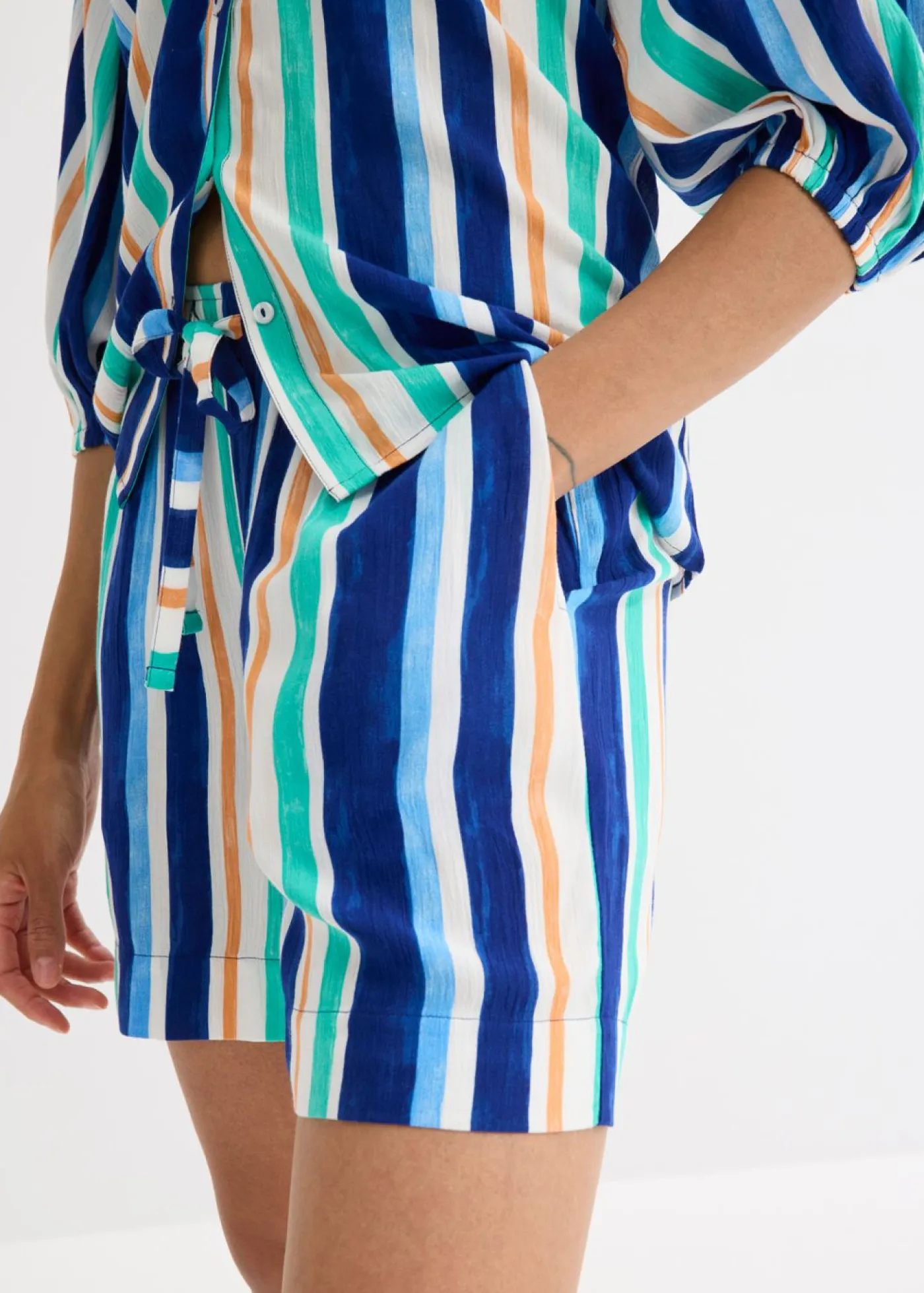 bonprix bonprix Shorts|Pantalones>Pantalón corto sin cierre de viscosa fina azul ártico-azul claro-blanco con rayas