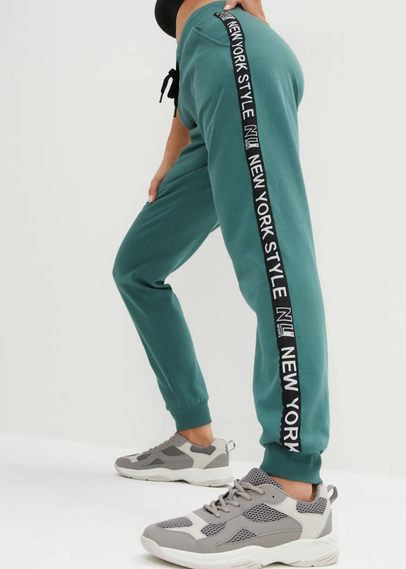 bonprix bonprix Ropa Cómoda|Pantalones>Pantalón de chándal con estampado verde mate