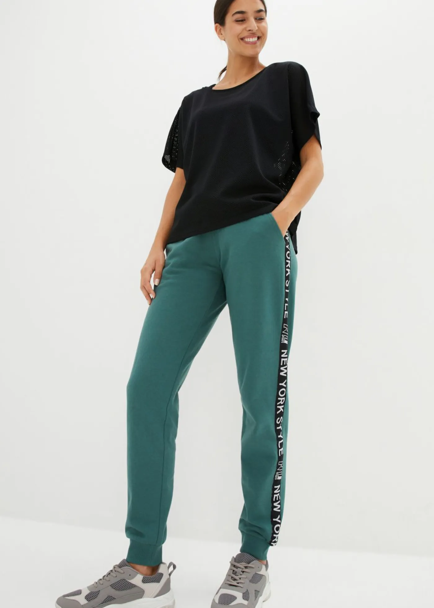 bonprix bonprix Ropa Cómoda|Pantalones>Pantalón de chándal con estampado verde mate