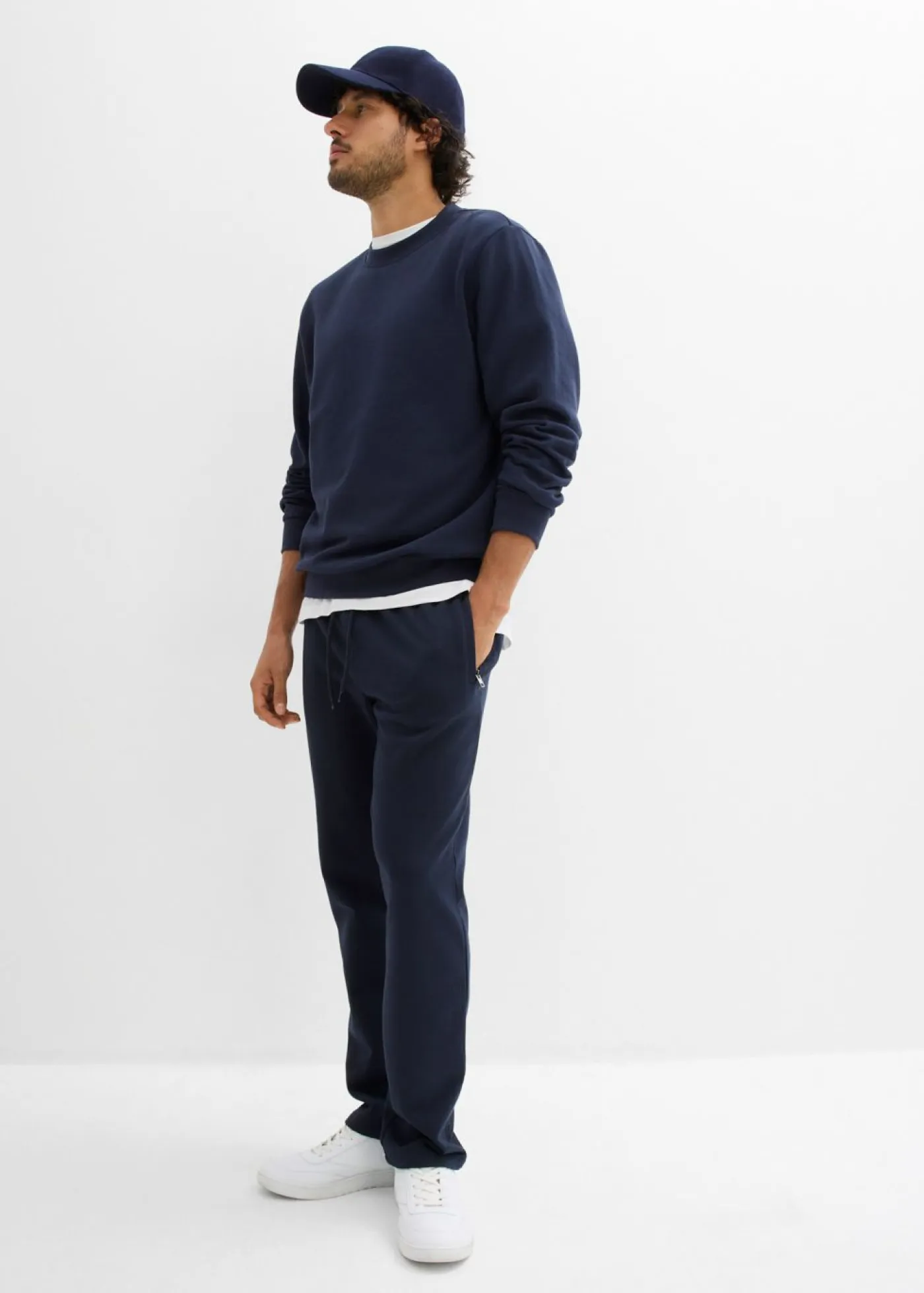 bonprix bonprix Básicos En Rebajas|Ropa Deportiva>Pantalón de chándal con prácticos bolsillos con cremallera Azul marino