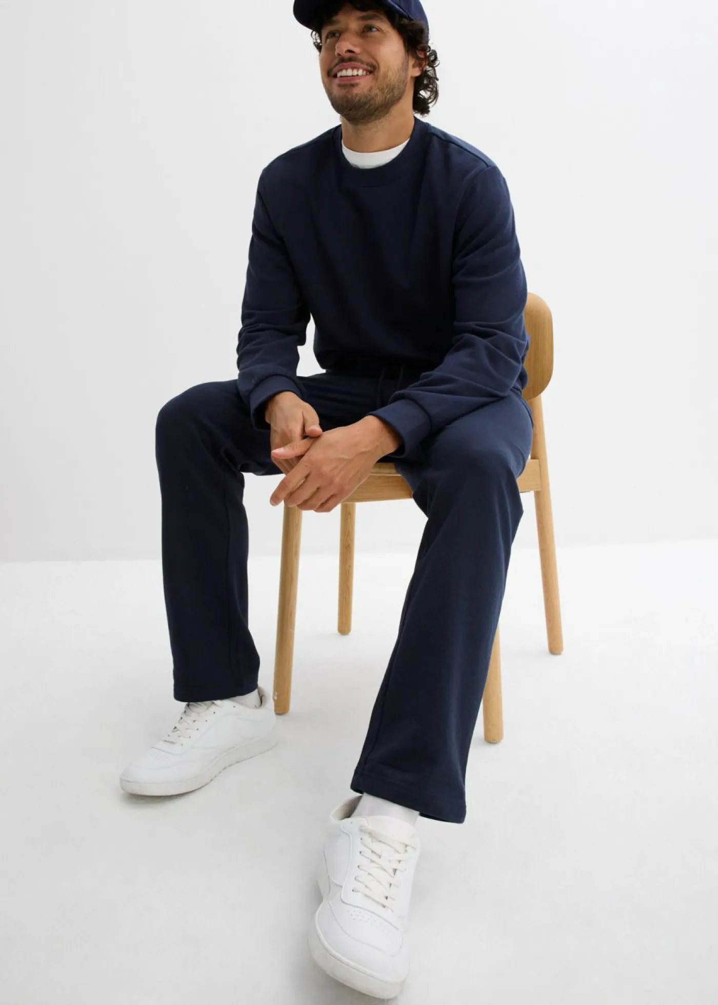 bonprix bonprix Básicos En Rebajas|Ropa Deportiva>Pantalón de chándal con prácticos bolsillos con cremallera Azul marino