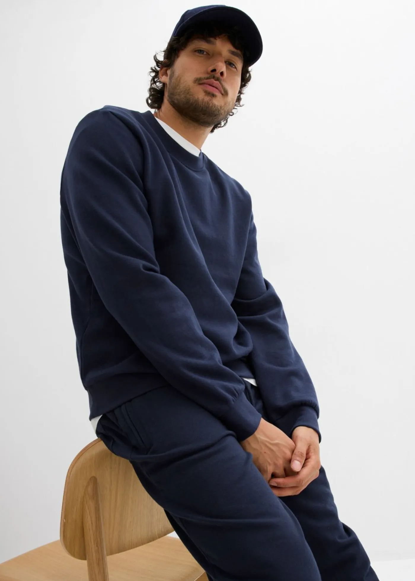 bonprix bonprix Básicos En Rebajas|Ropa Deportiva>Pantalón de chándal con prácticos bolsillos con cremallera Azul marino