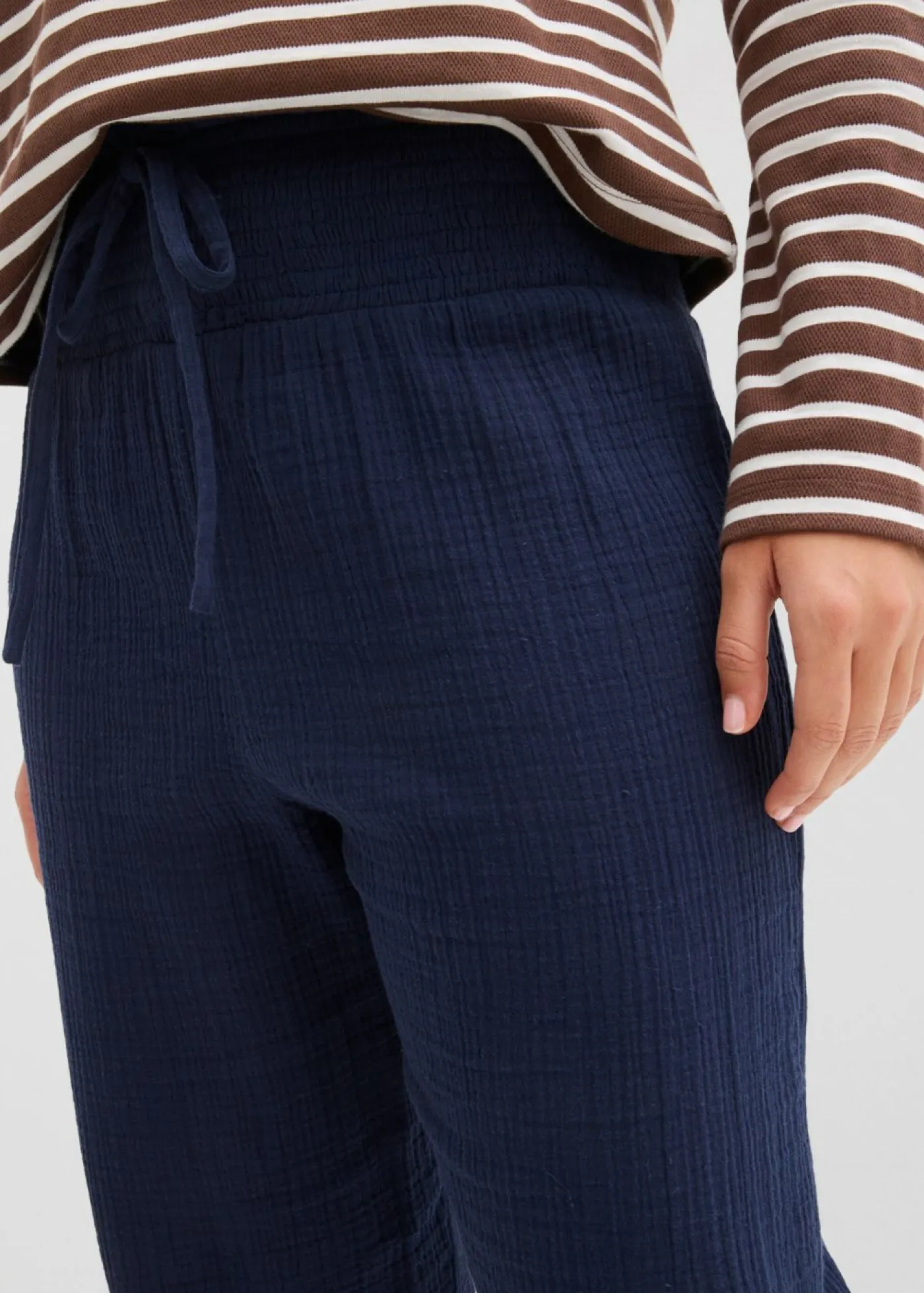 bonprix bonprix Pantalones|Novedades>Pantalón de muselina con cintura de nido de abeja Azul marino