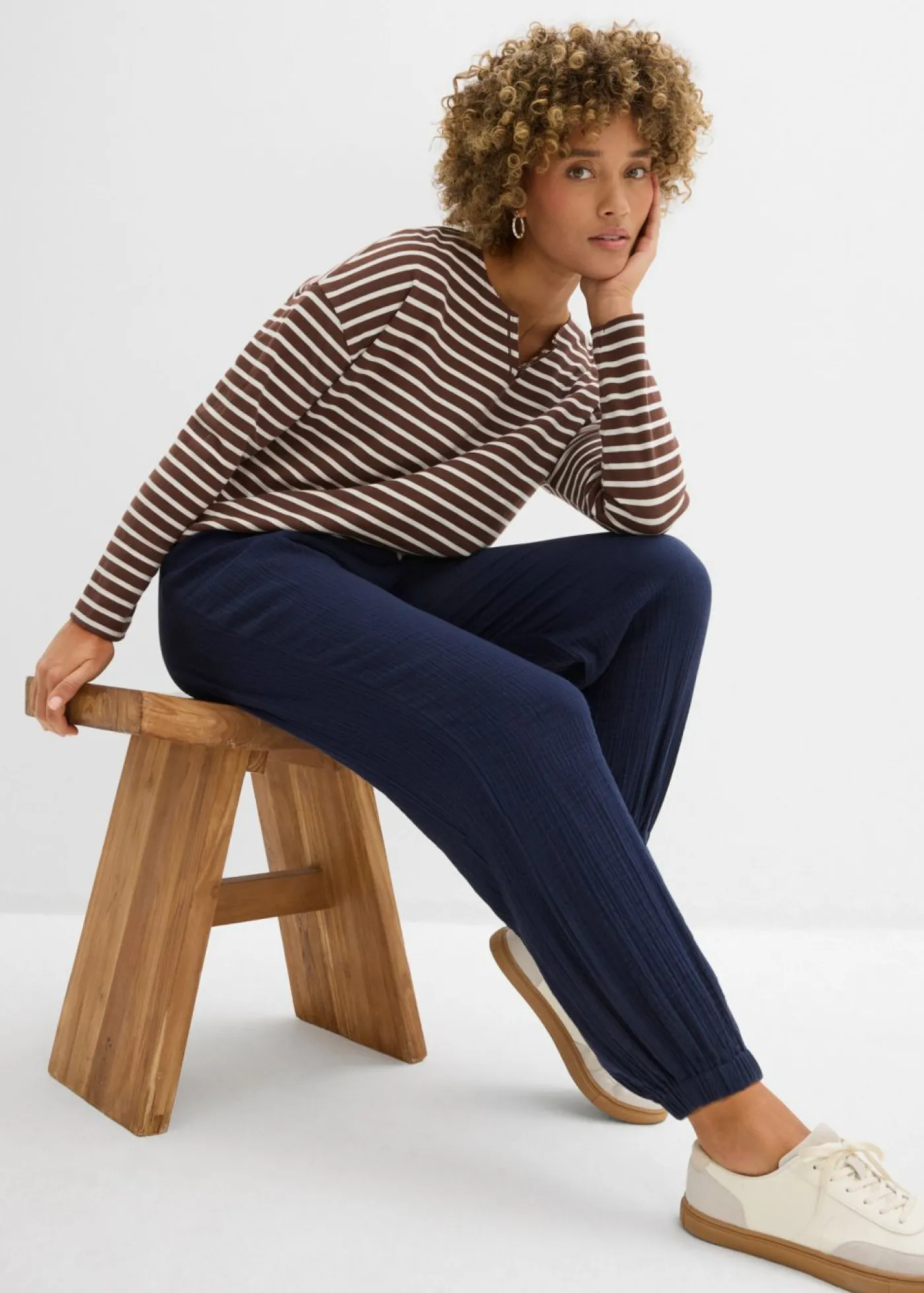 bonprix bonprix Pantalones|Novedades>Pantalón de muselina con cintura de nido de abeja Azul marino