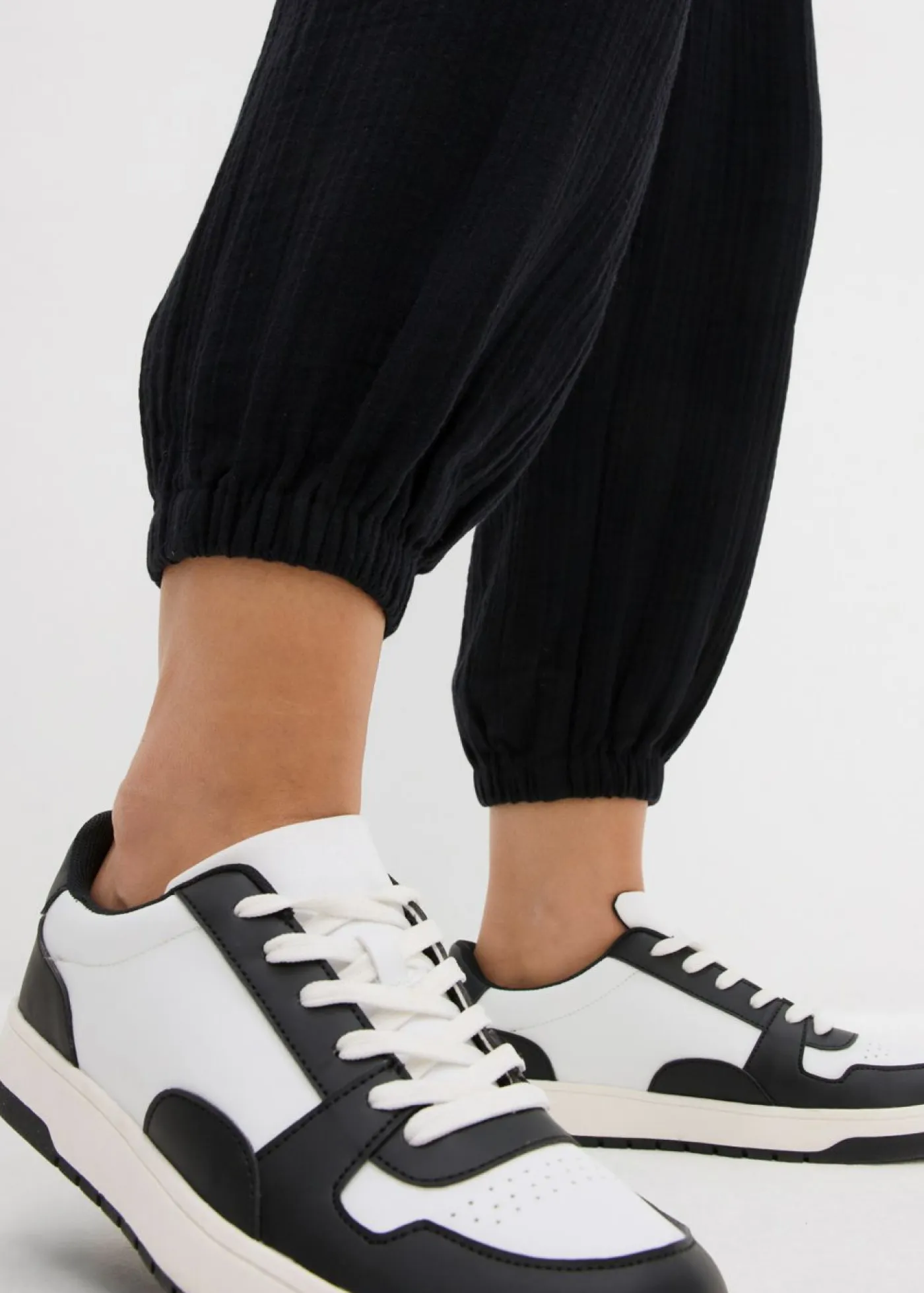 bonprix bonprix Pantalones|Novedades>Pantalón de muselina con cintura de nido de abeja Negro