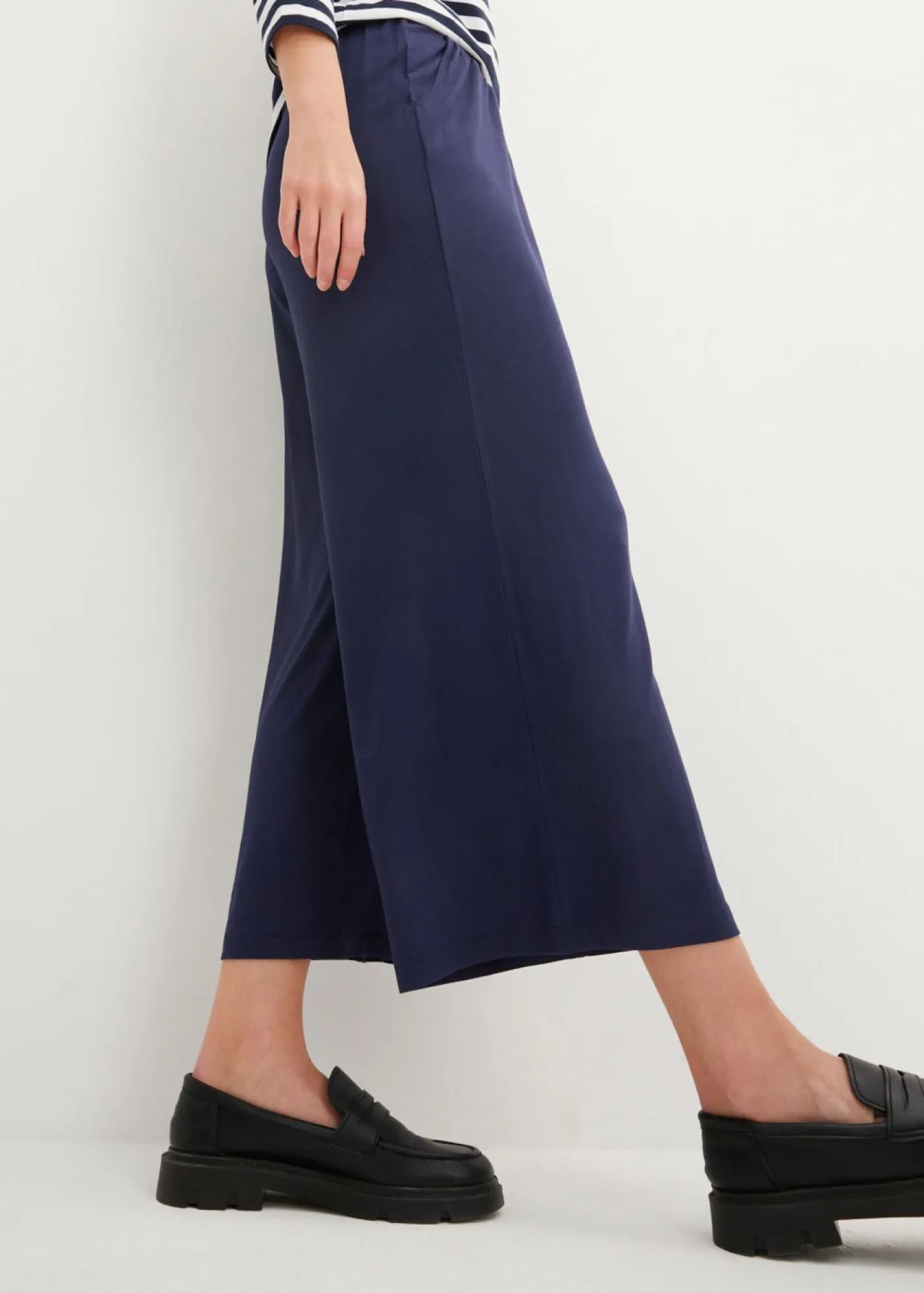 bonprix bonprix Pantalones|Novedades>Pantalón de punto de mezcla de viscosa fluida, largo 7/8 Azul marino