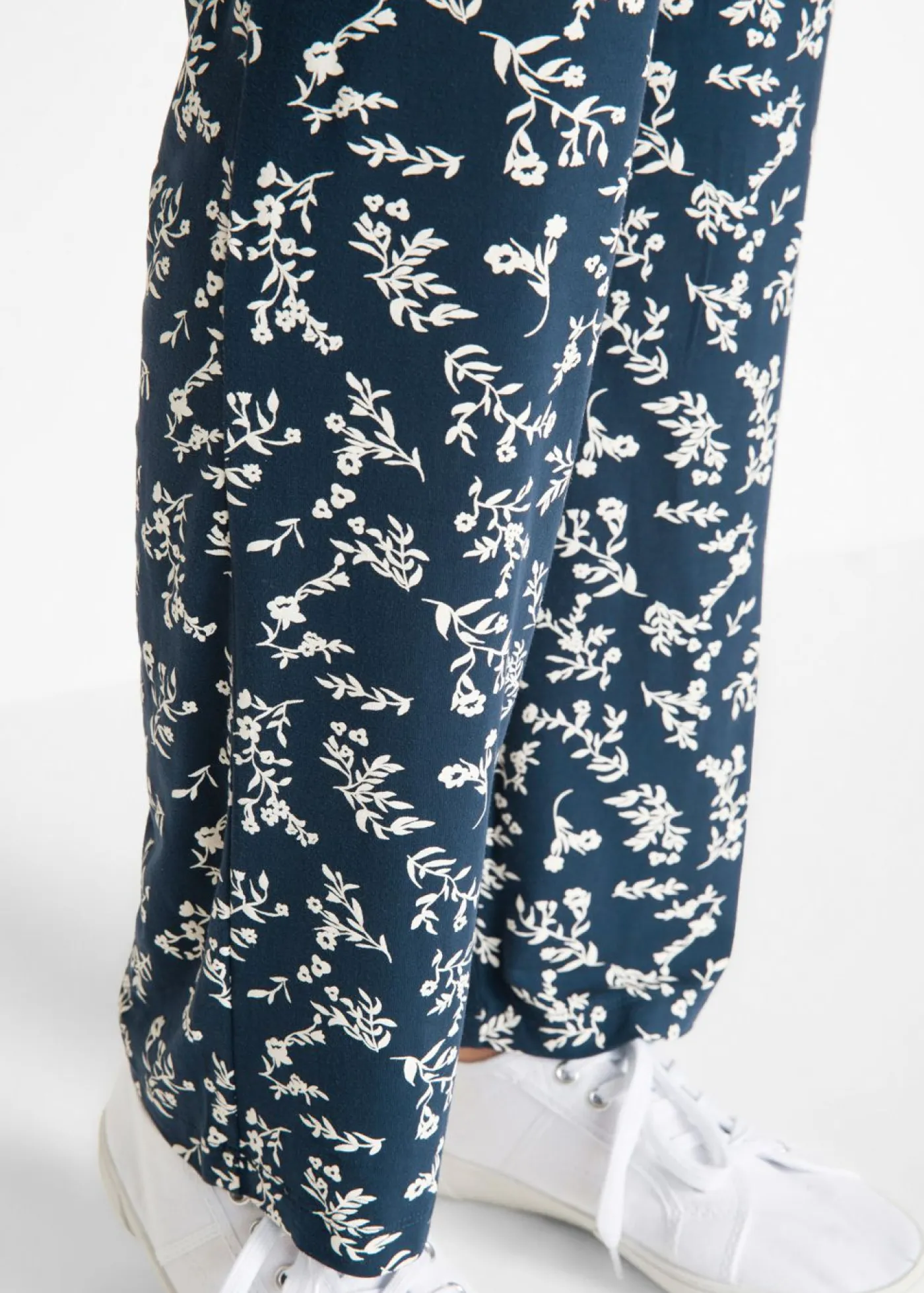 bonprix bonprix Pantalones>Pantalón de punto en mezcla de viscosa azul marino con flores