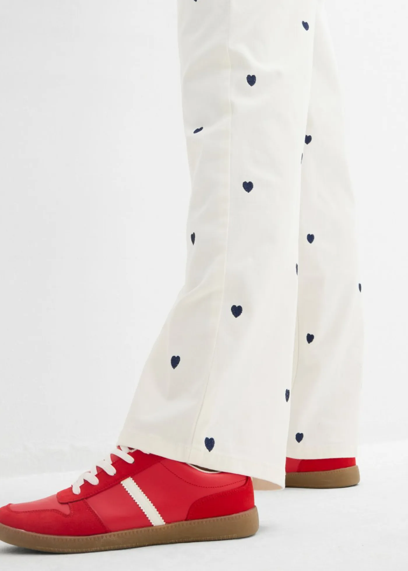 bonprix bonprix Pantalones>Pantalón de sarga con bordado Blanco lana/azul marino