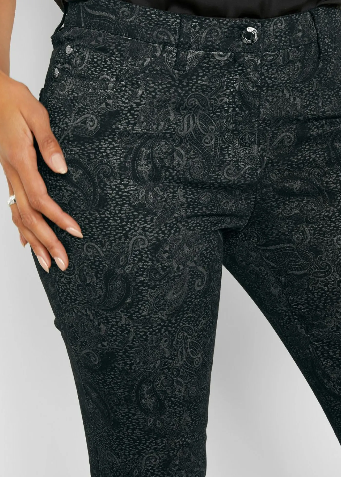 bonprix bonprix Pantalones>Pantalón de sarga con estampado elegante Negro/gris ahumado con patrón paisley