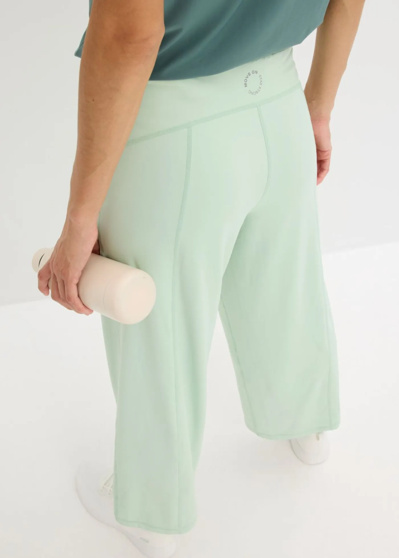 bonprix bonprix Ropa Deportiva|Pantalones>Pantalón deportivo con pernera ancha y material de secado rápido Verde pastel