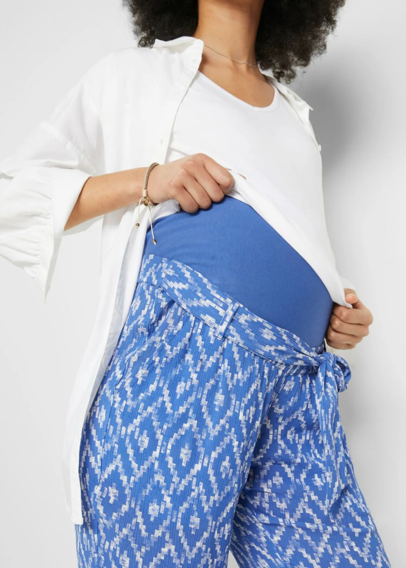 bonprix bonprix Premamá>Pantalón ligero premamá de viscosa con corte holgado Azul zafiro-blanco con estampado gráfico