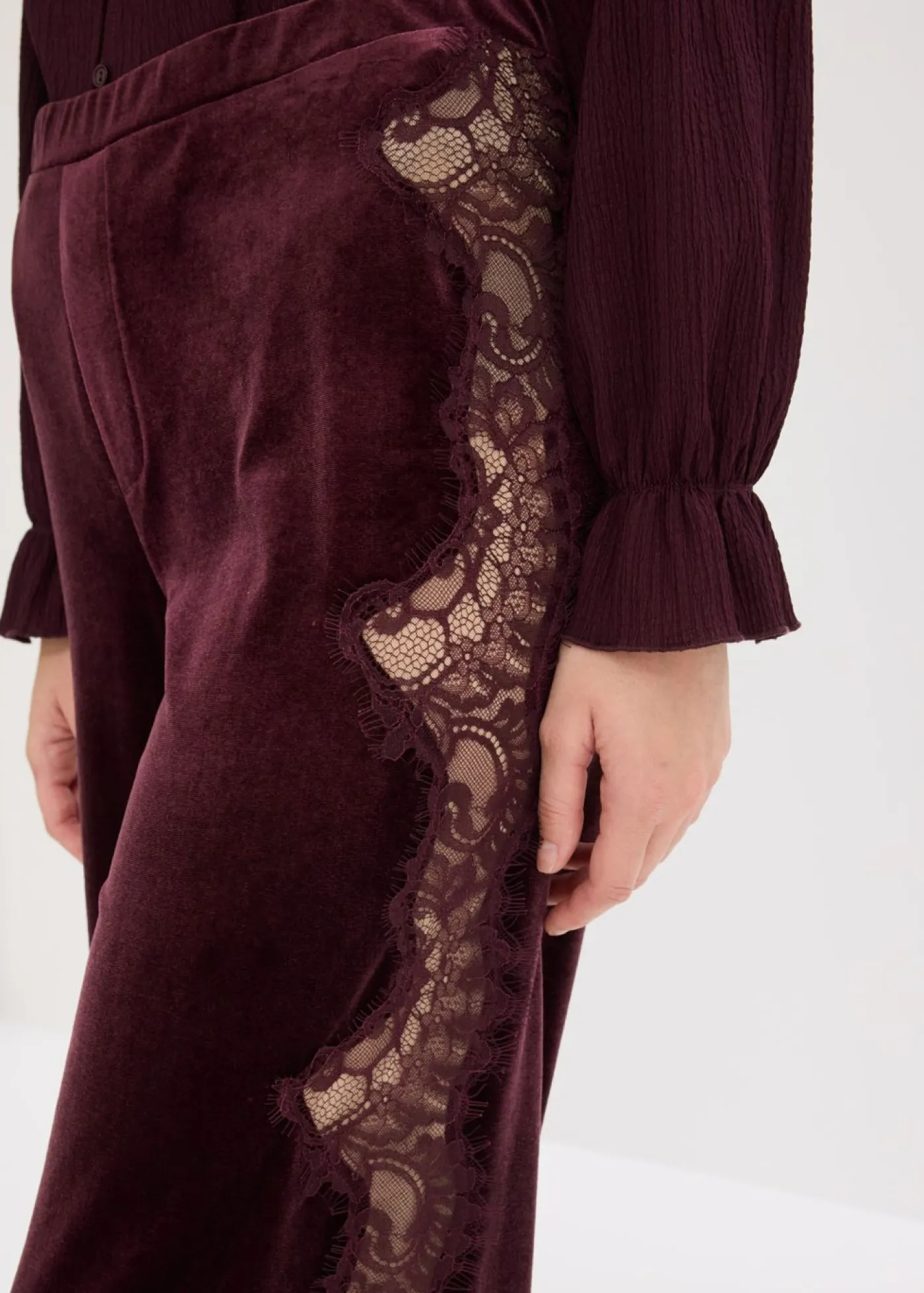 Mujer bonprix bonprix Pantalón Marlene de terciopelo suave con inserción de encaje