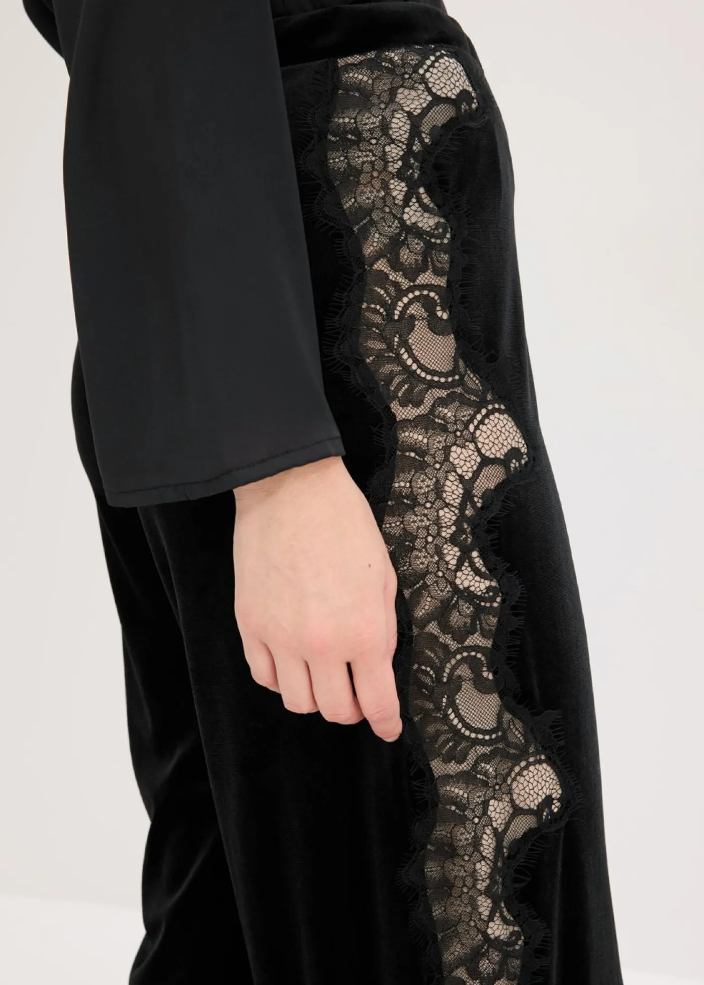 Mujer bonprix bonprix Pantalón Marlene de terciopelo suave con inserción de encaje