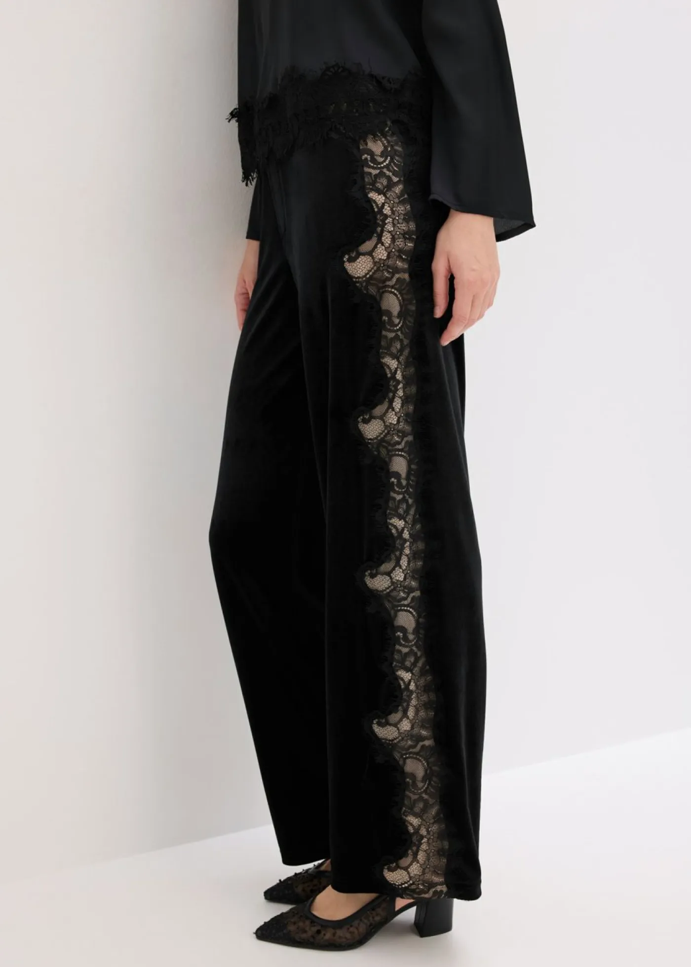 Mujer bonprix bonprix Pantalón Marlene de terciopelo suave con inserción de encaje