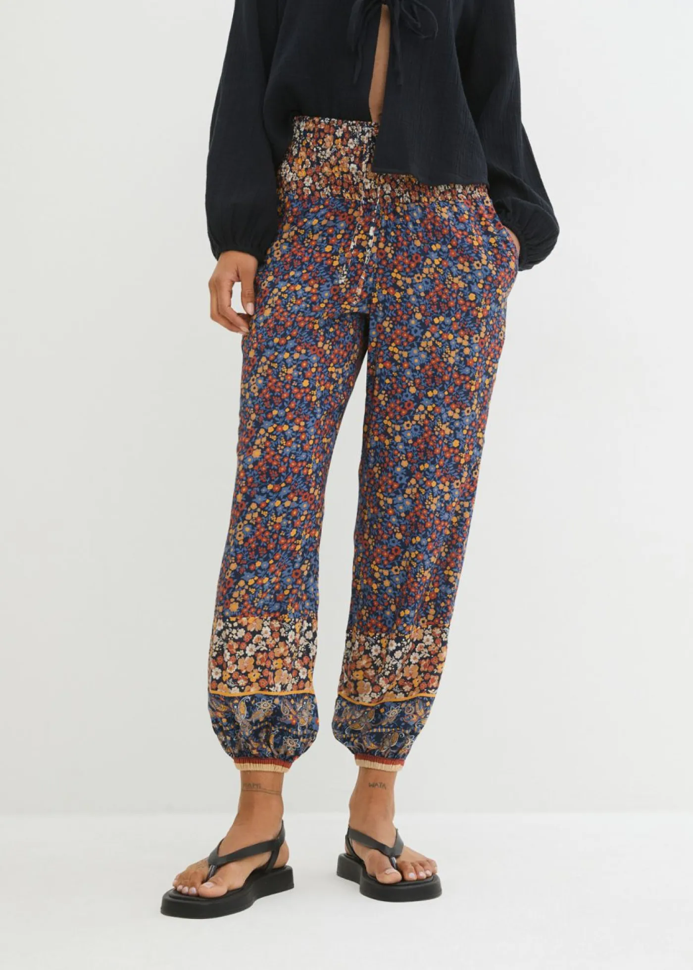 bonprix bonprix Pantalones>Pantalón sin cierre de viscosa fluida Azul marino con patrón paisley