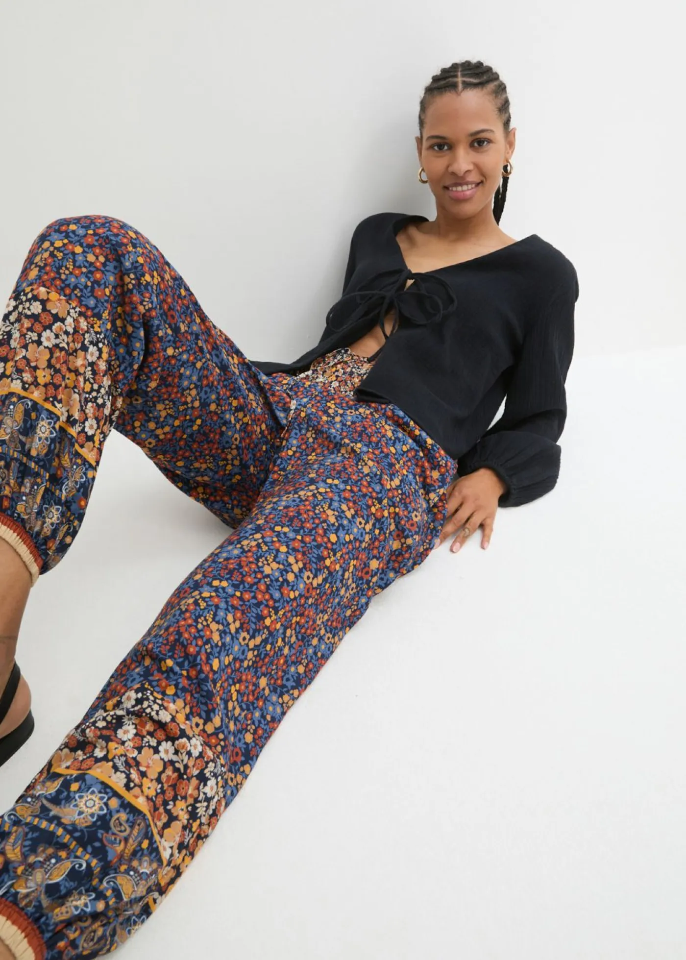 bonprix bonprix Pantalones>Pantalón sin cierre de viscosa fluida Azul marino con patrón paisley