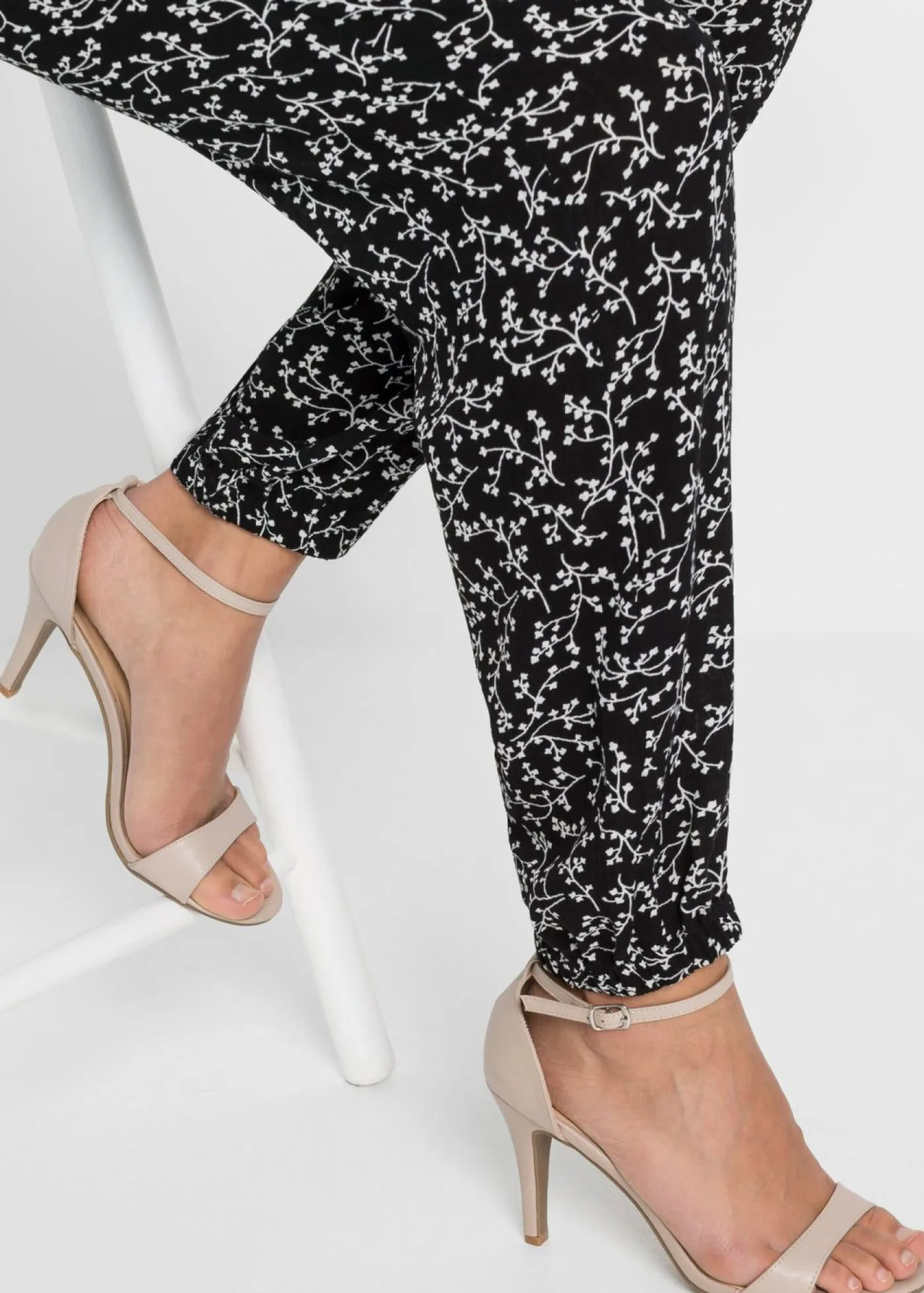 bonprix bonprix Pantalones>Pantalón sin cierre de viscosa pura Negro-blanco lana de flores