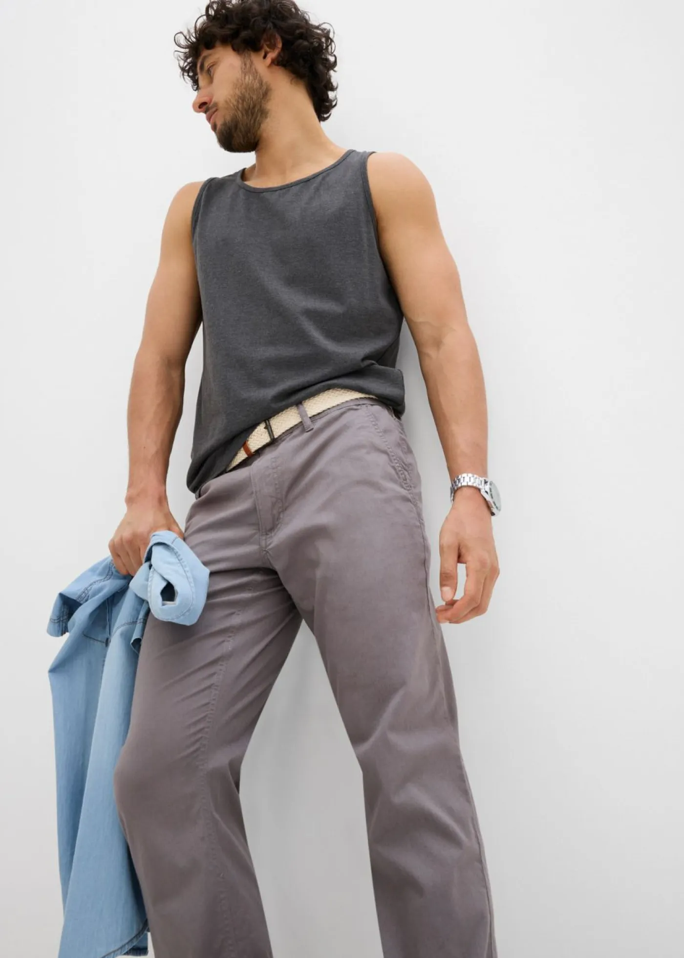 Hombre bonprix bonprix Pantalón tipo chino con corte regular, cinturilla elástica, cinturón y forma recta