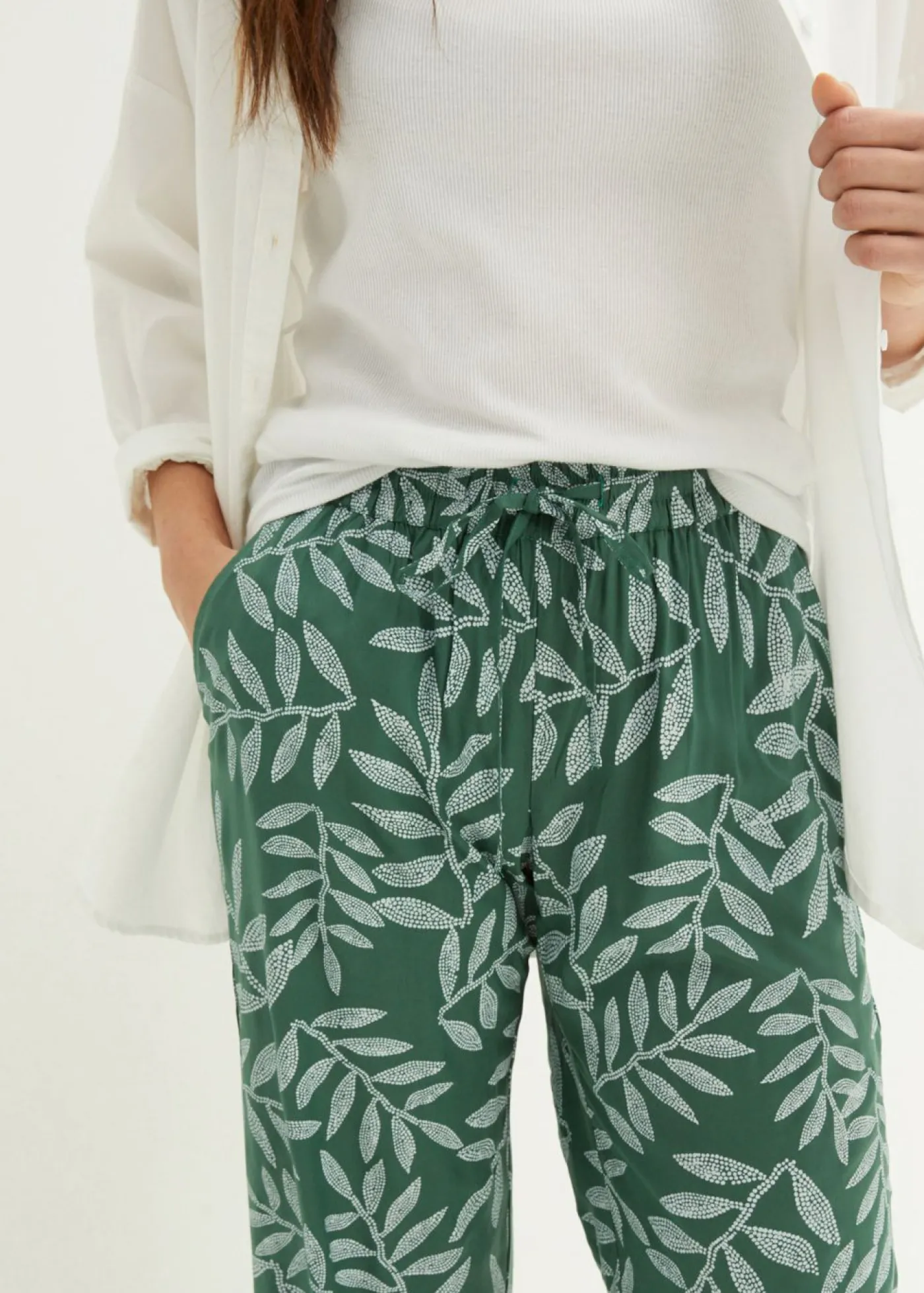 bonprix bonprix Pantalones>Pantalón tipo palazzo de viscosa sostenible con estampado Verde oscuro-blanco estampado