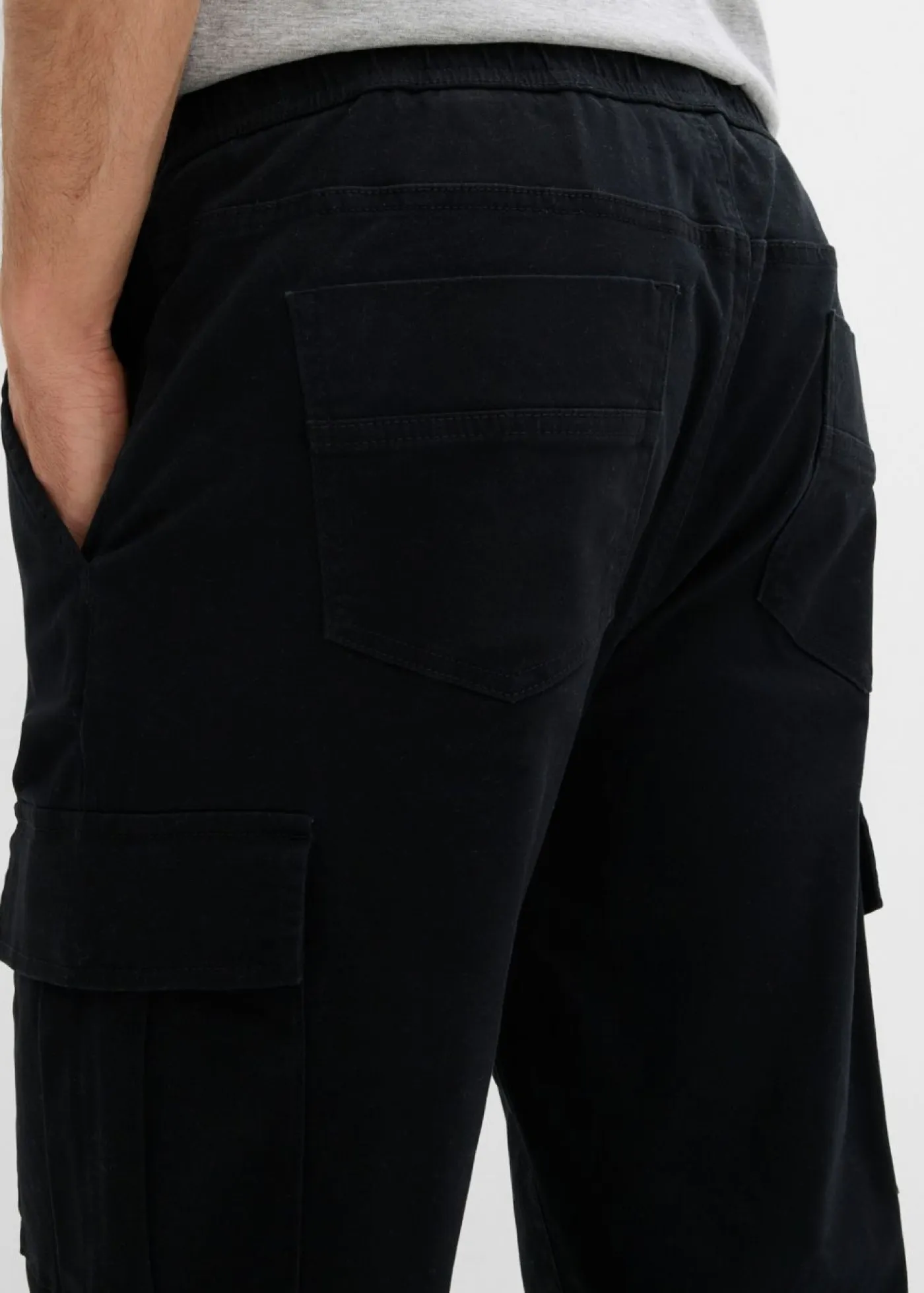 Hombre bonprix bonprix Pantalón térmico con corte relajado y diseño tapered