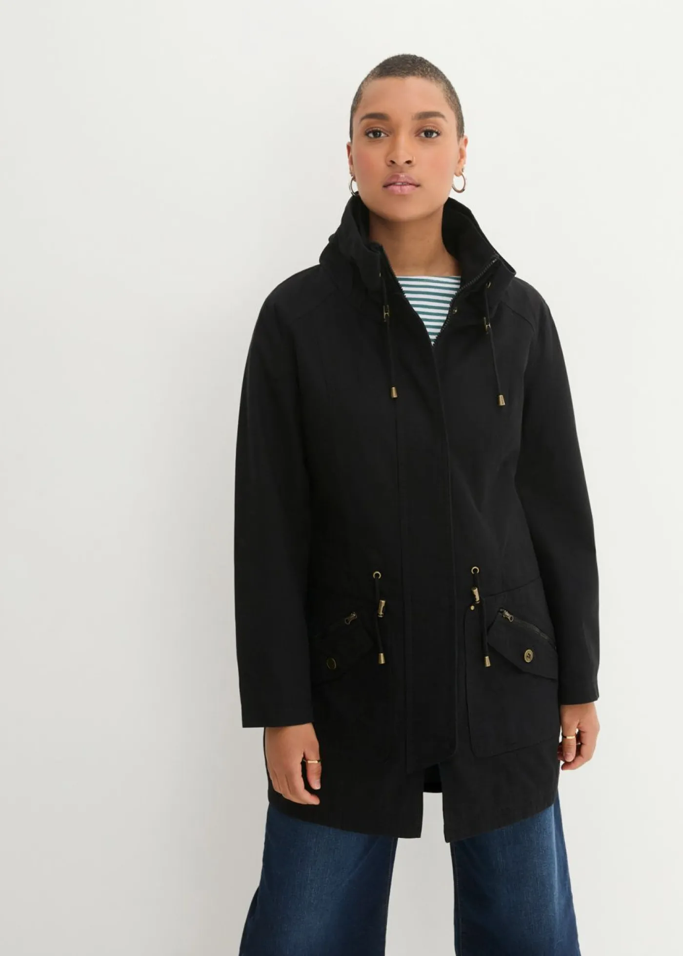 bonprix bonprix Chaquetas Y Abrigos>Parka corta de algodón con cuello alto, entallada Negro