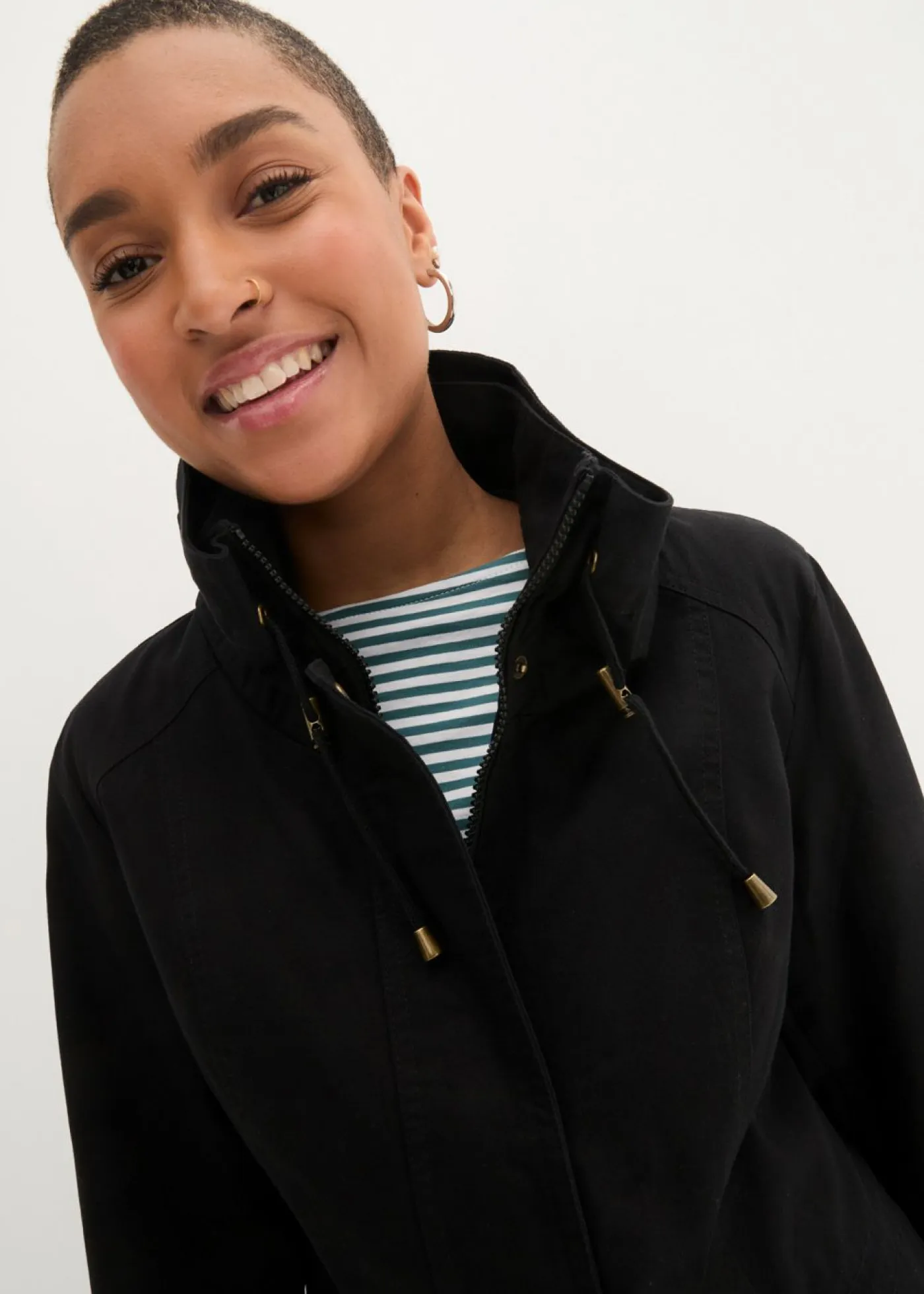 bonprix bonprix Chaquetas Y Abrigos>Parka corta de algodón con cuello alto, entallada Negro