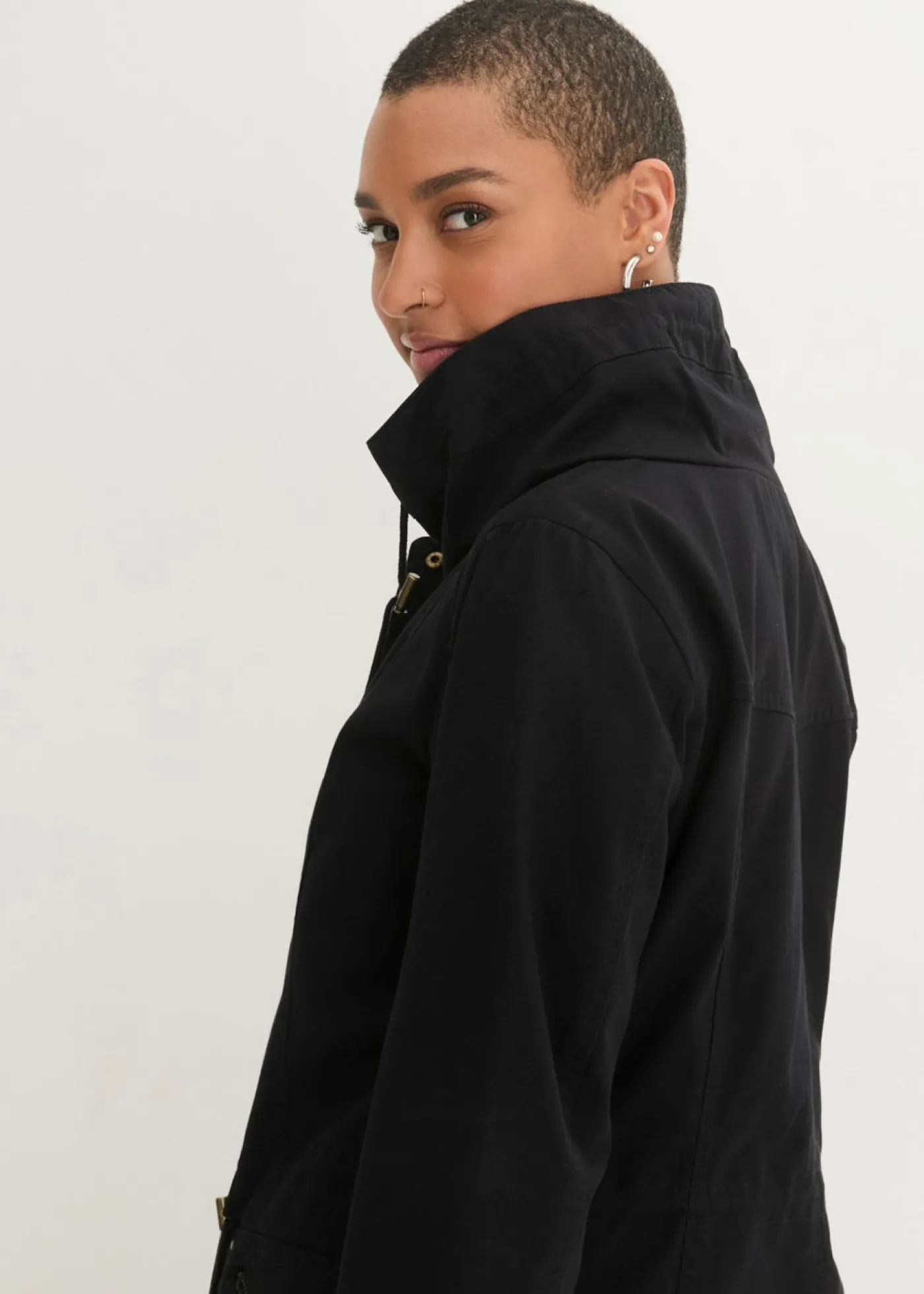 bonprix bonprix Chaquetas Y Abrigos>Parka corta de algodón con cuello alto, entallada Negro