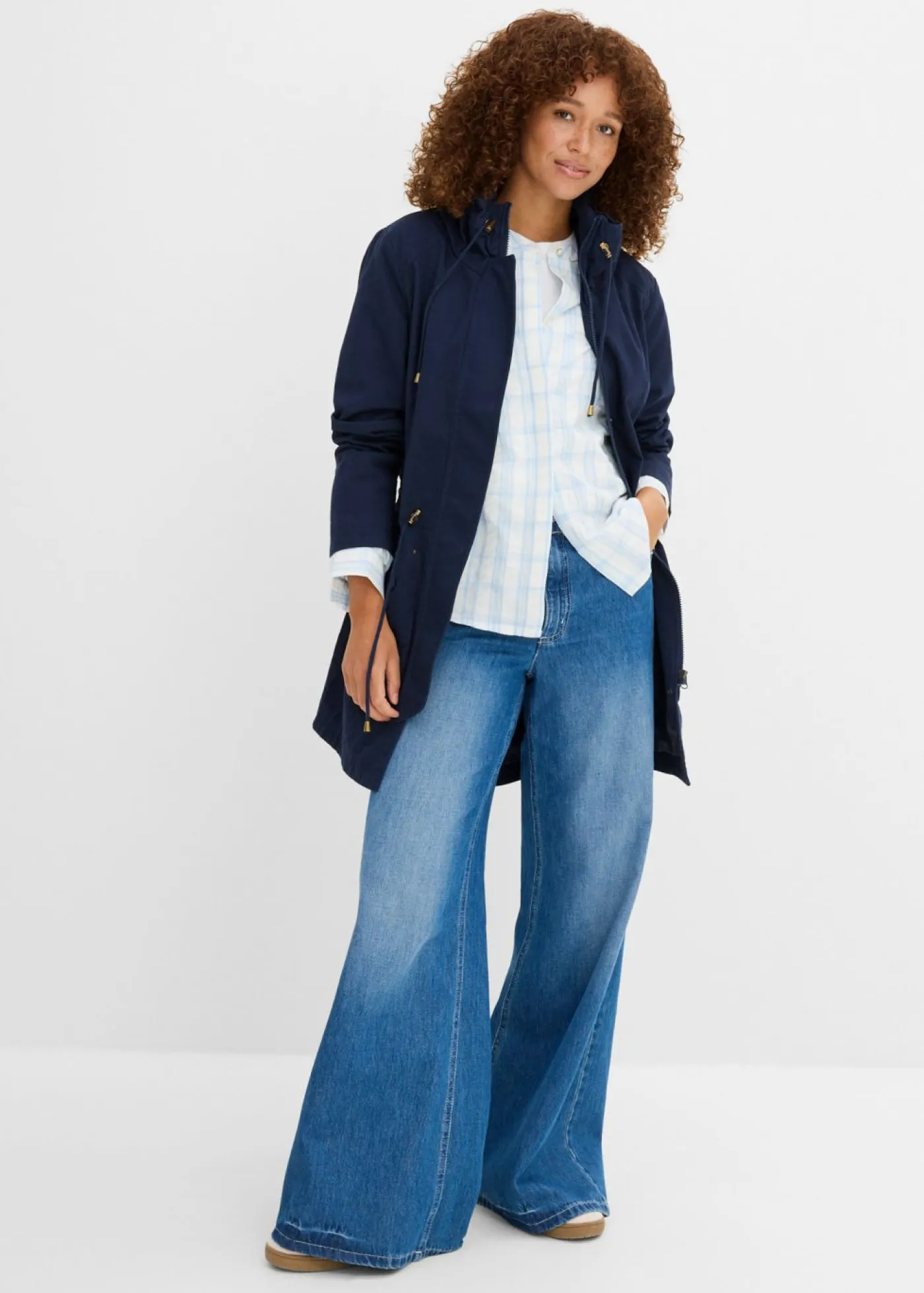 bonprix bonprix Chaquetas Y Abrigos>Parka corta de algodón con cuello alto, entallada Azul marino