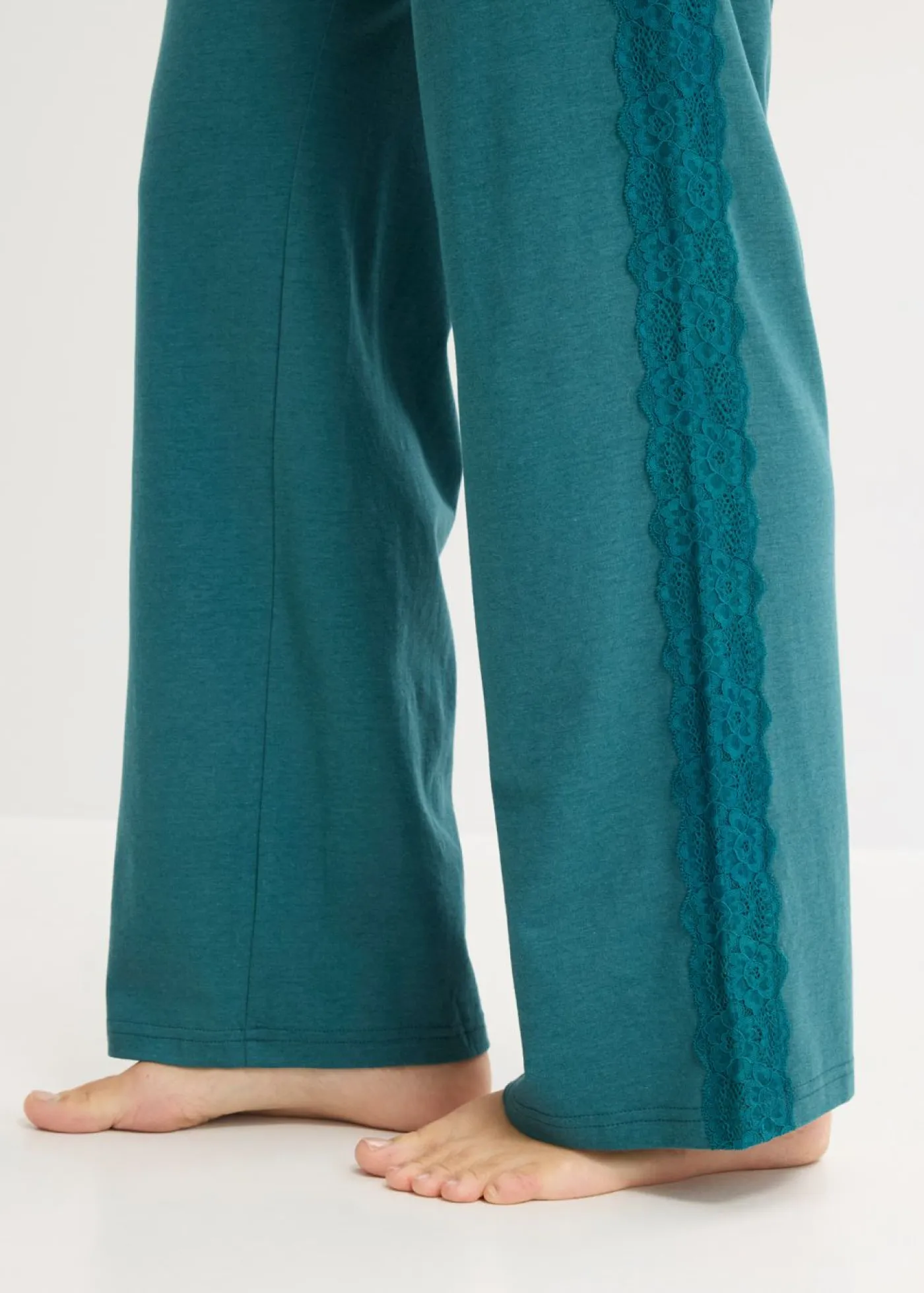 bonprix bonprix Temática·Lencería De Primavera|Ropa Para Dormir>Pijama con viscosa y encaje verde pimiento