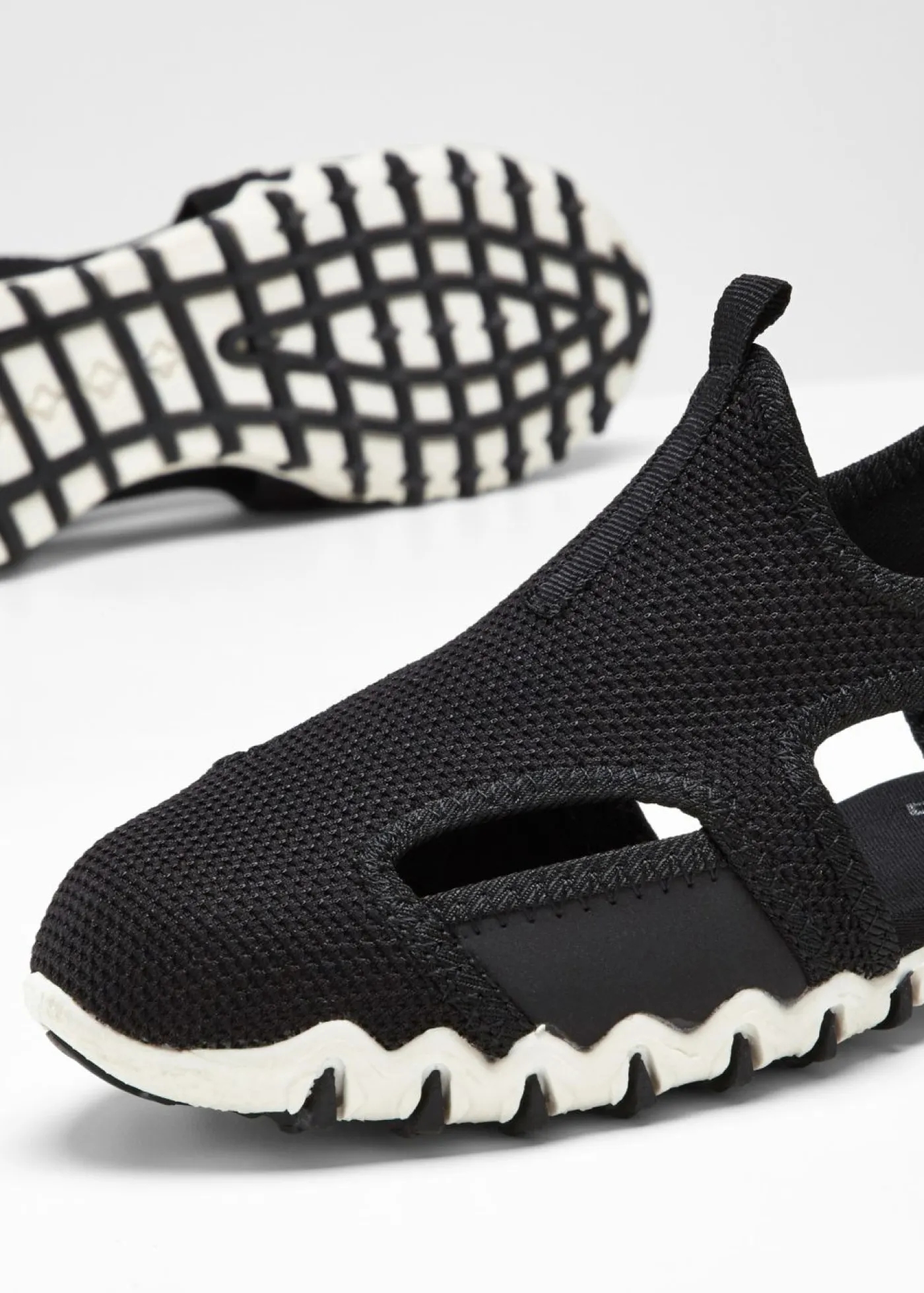 bonprix bonprix Tendencias·Zapatos Veganos|Zapatillas Deportivas>Sandalias de trekking Negro-blanco